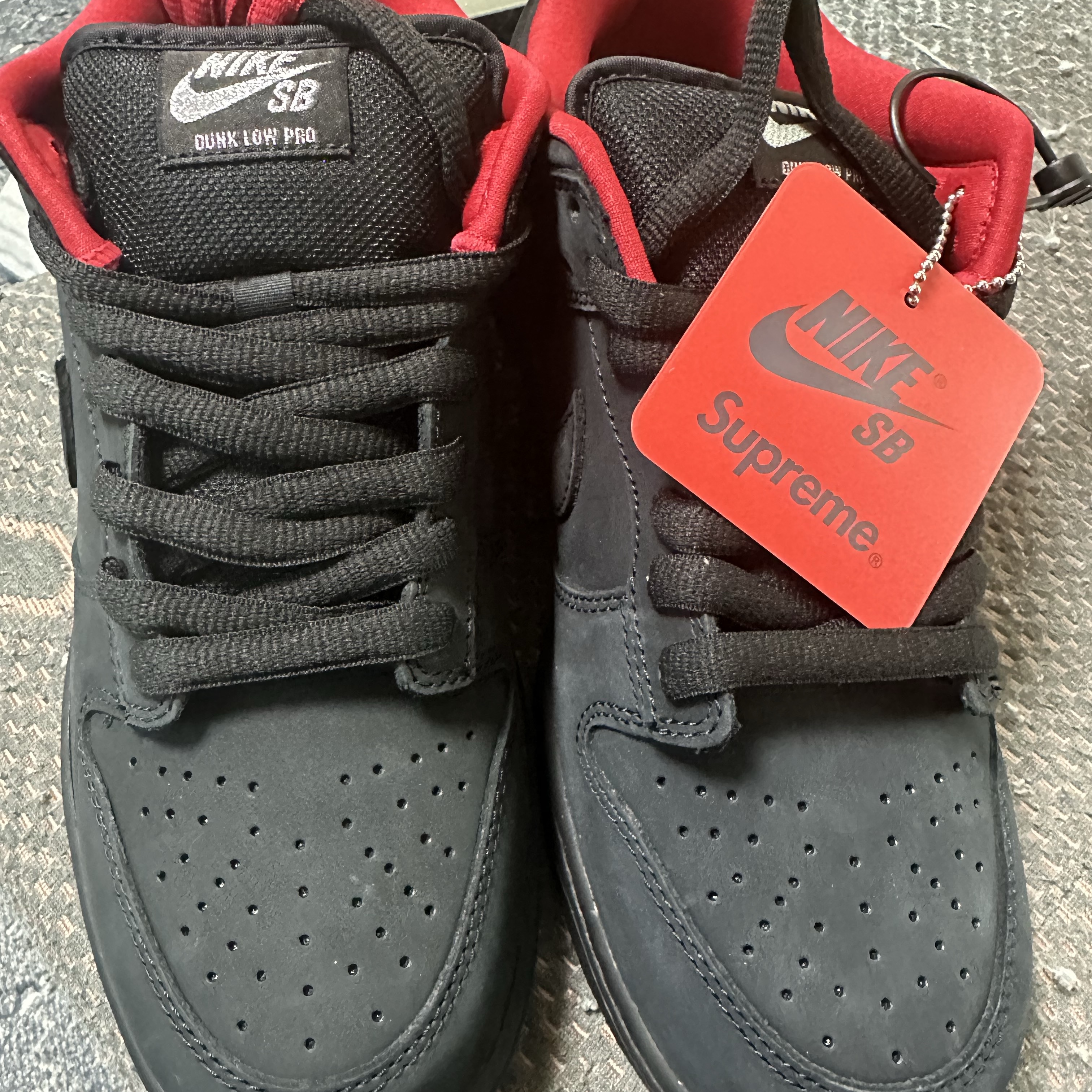 Nike x Supreme SB Dunk Low Black 착용 스타일