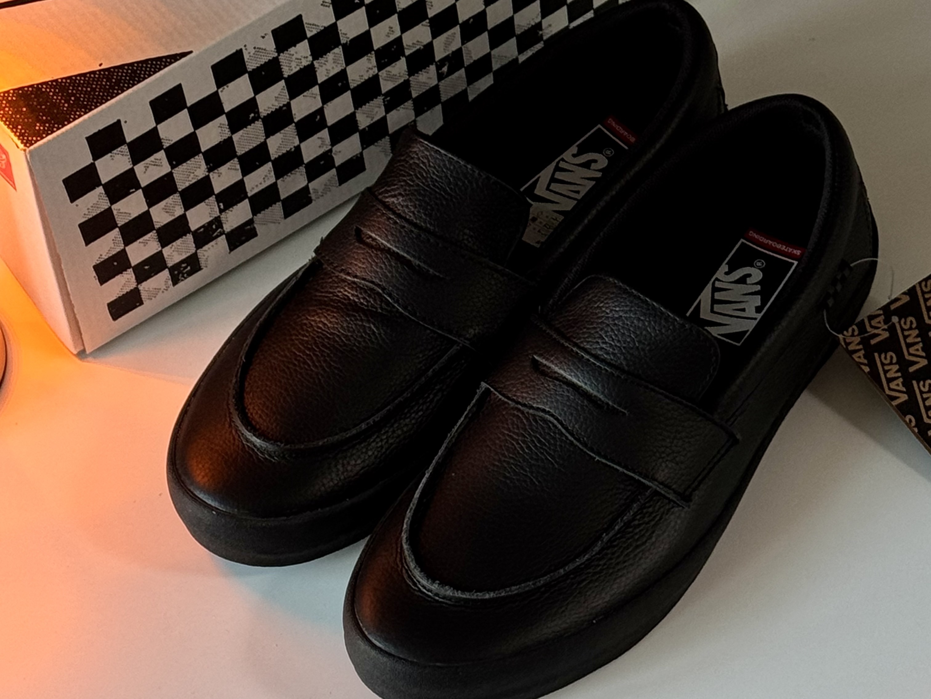 Vans Skate Loafer Black, Vans Skate Loafer Suede Black 착용 스타일 - 1