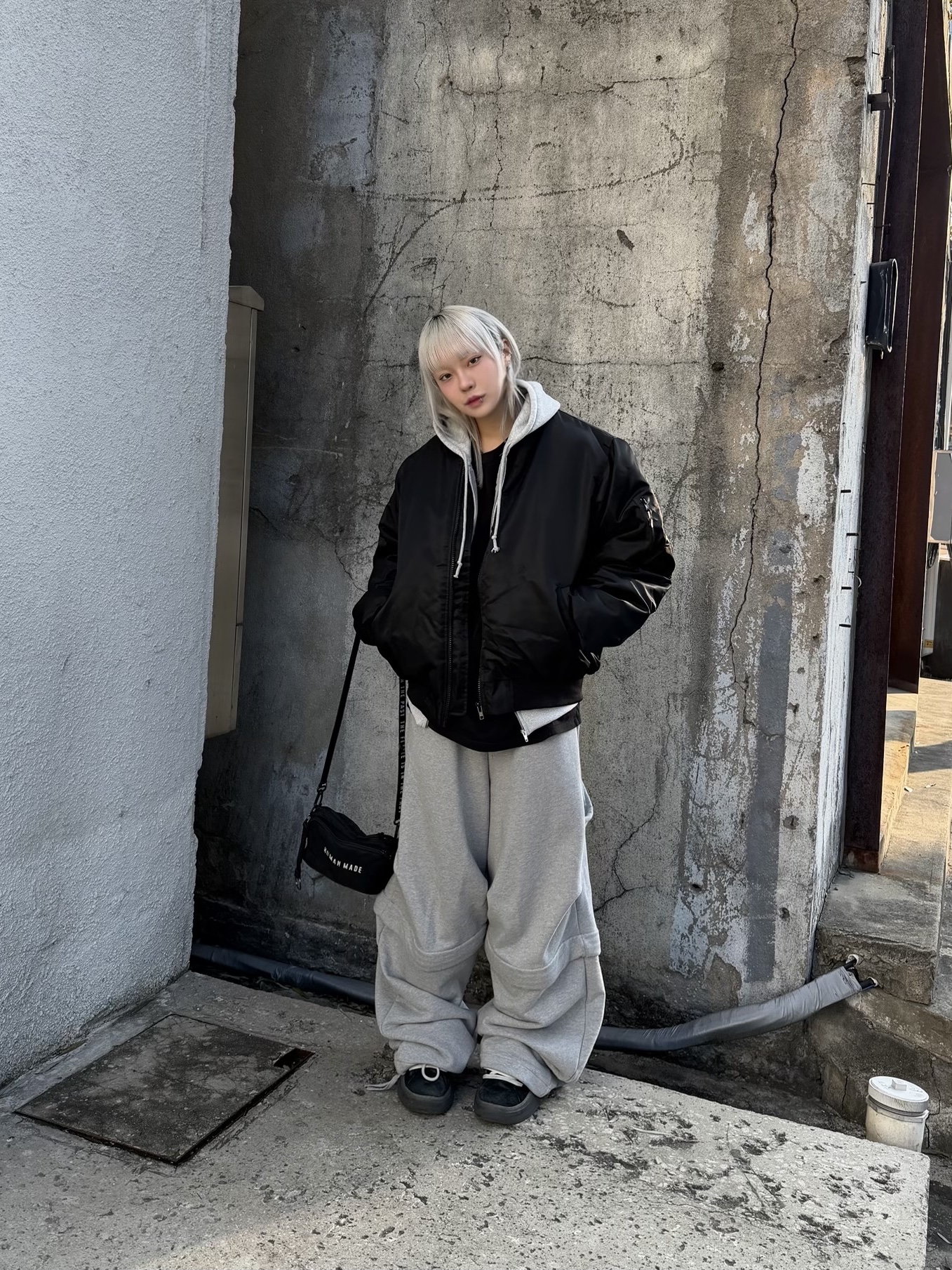 MJD Detachable Bar Tack Sweat Pants Melange Grey 착용 스타일