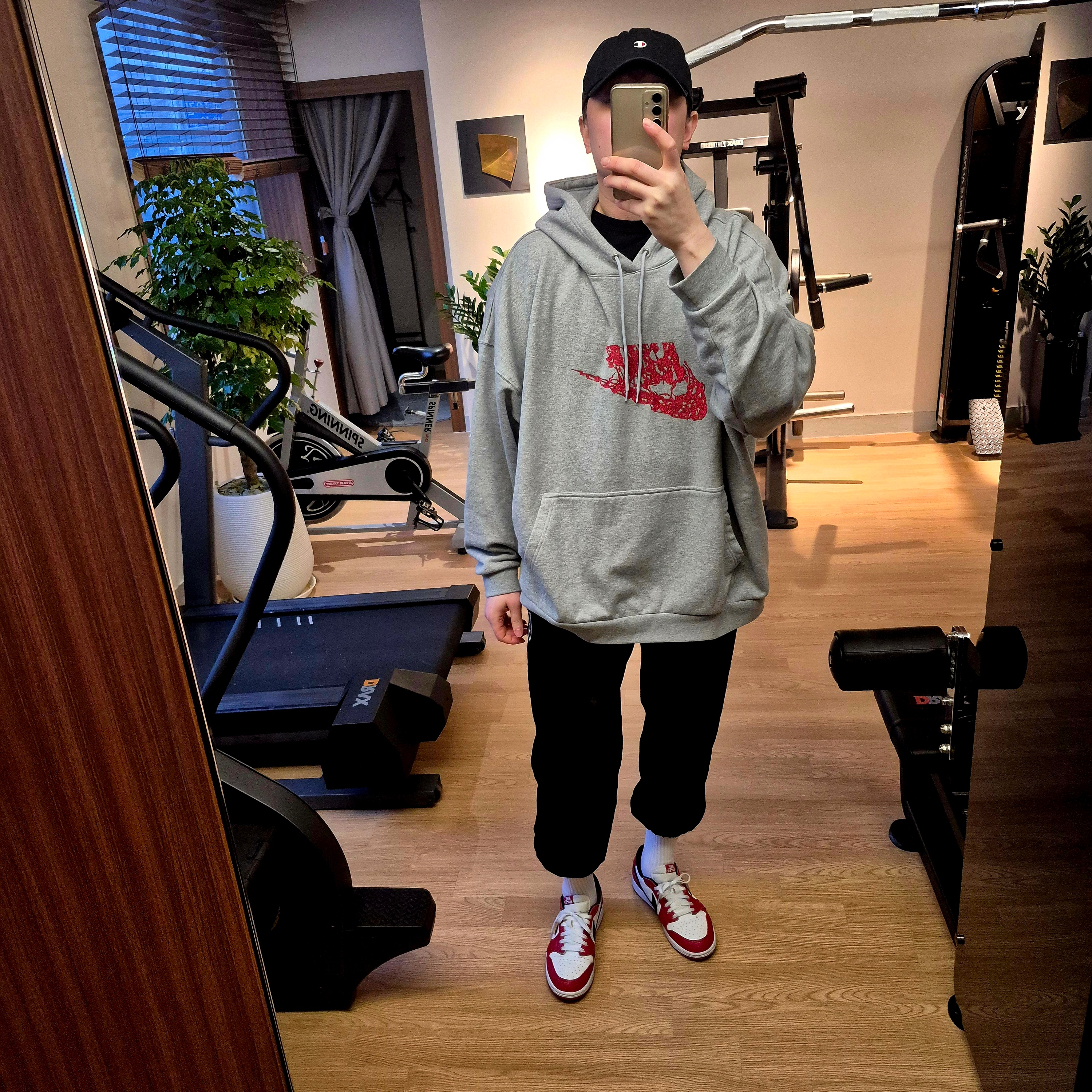 Jordan 1 Retro Low OG Chicago, Essentials Jersey Crewneck Tee Black - 24FW 착용 스타일