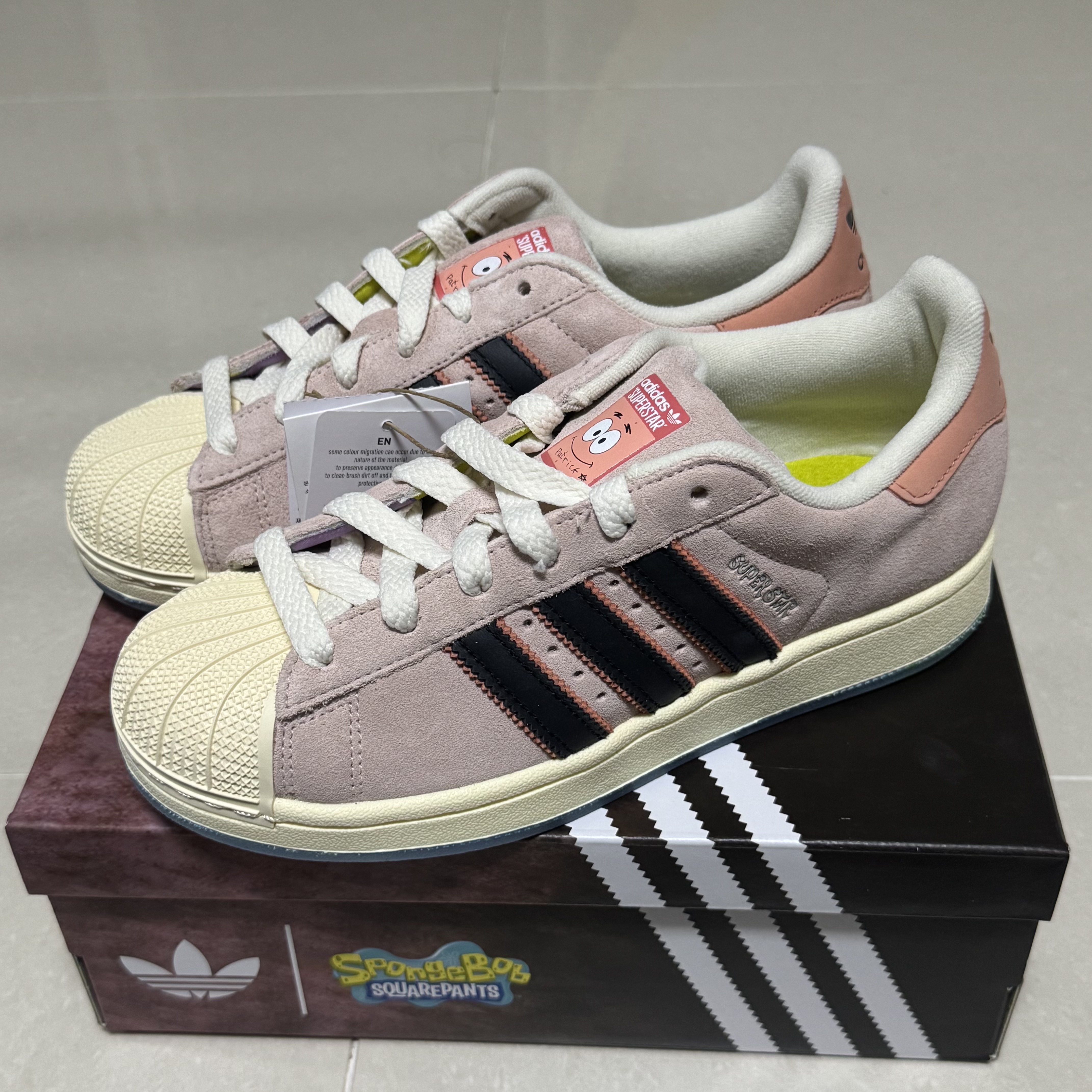Adidas x Spongebob Patrick Superstar Black Core Black 착용 스타일 - 1