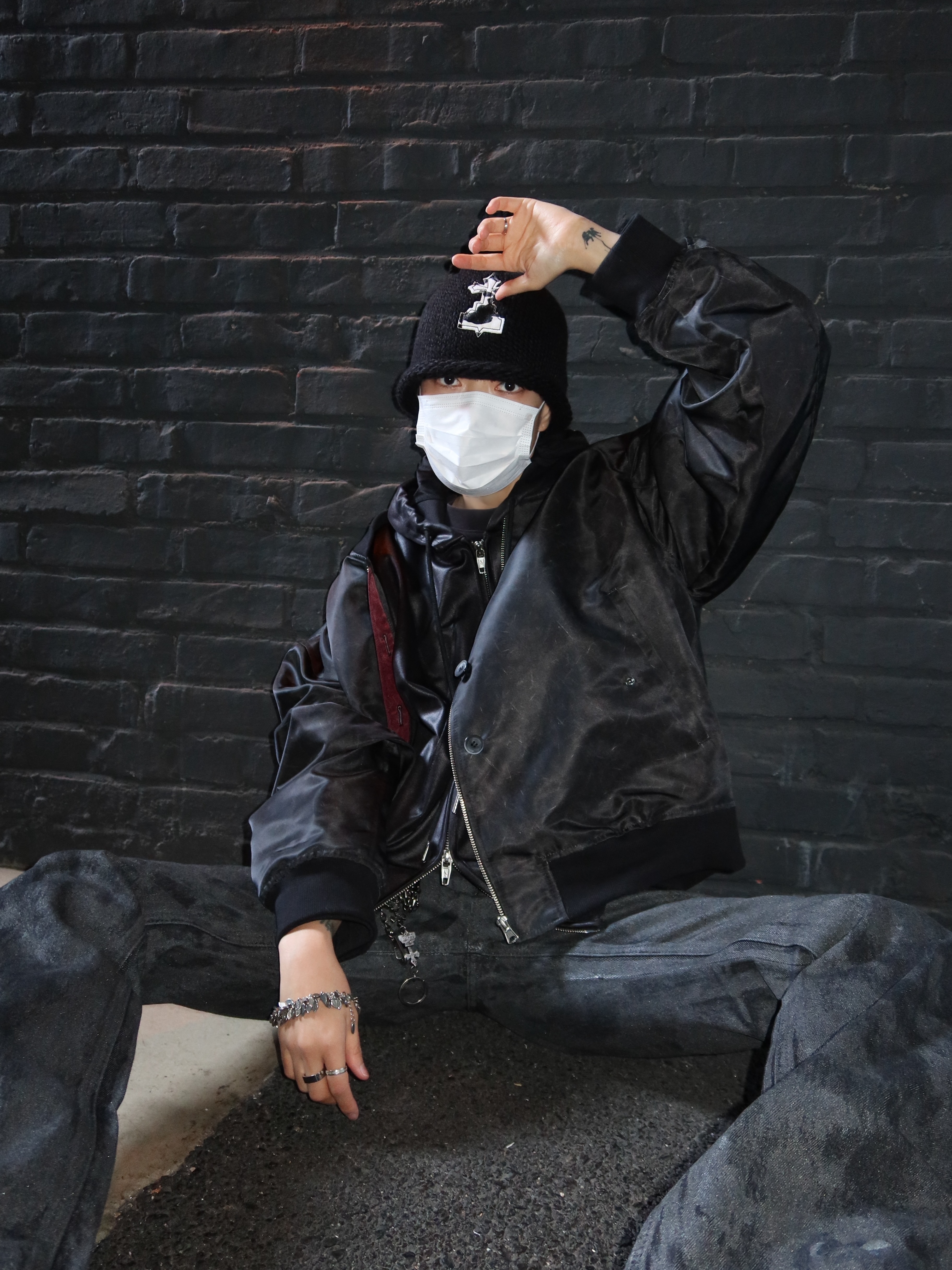 Hono Report 4 Button Bomber Jacket Scratch Black, Hono Report Leaf Bracelet 착용 스타일 - 1