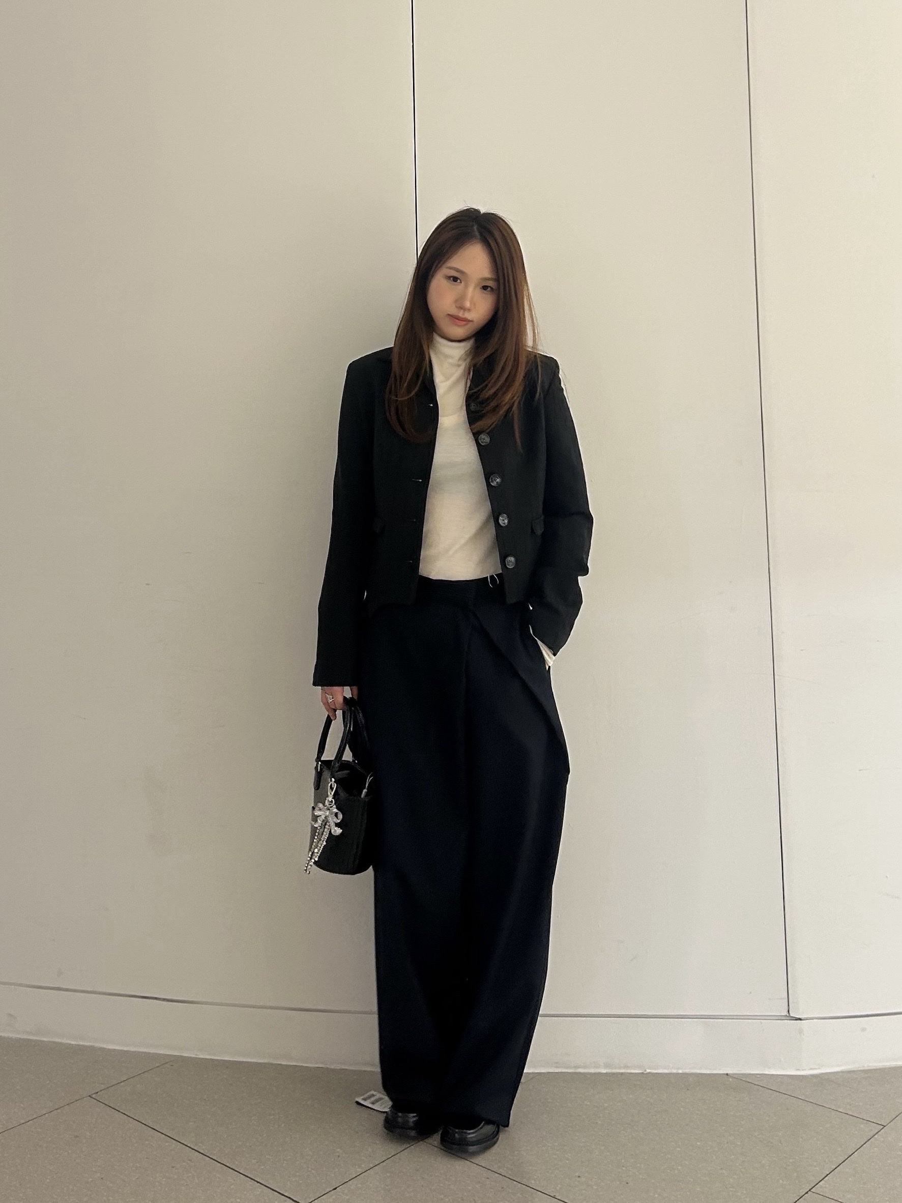 Avavav Women Blazer Pinstripe Black - 25FW 착용 스타일 - 2