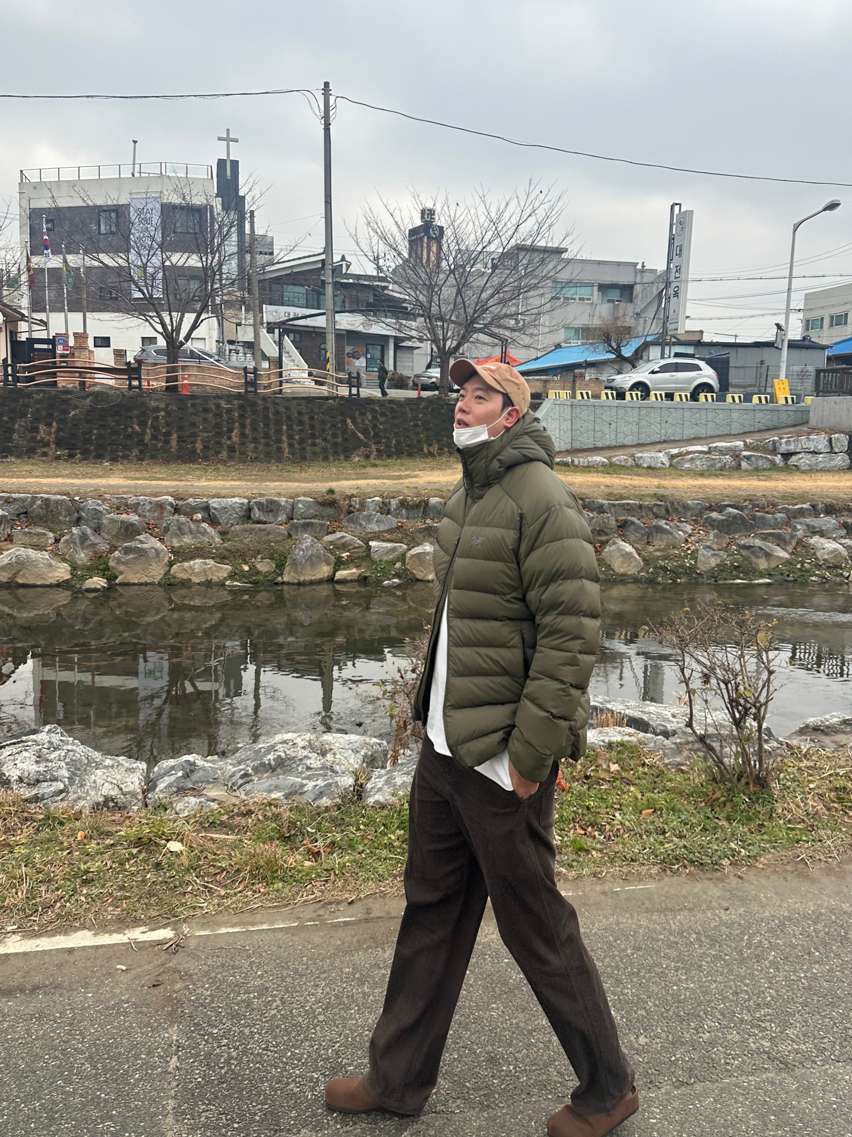 Arc'teryx Thorium Hoody Tatsu, IAB Studio x Pokemon Mew Long Sleeve White Pink 착용 스타일