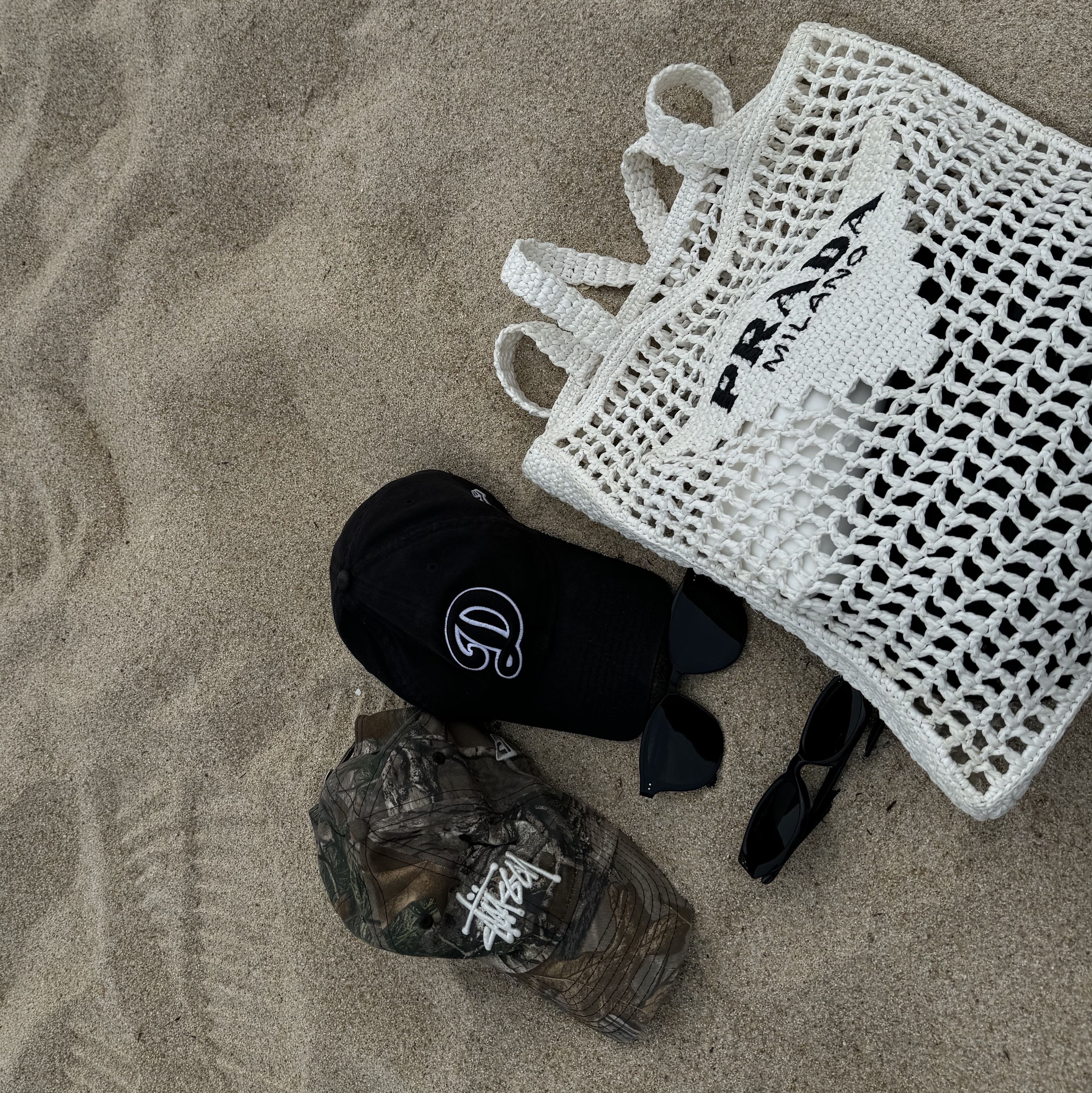 Prada Raffia Tote Bag White 착용 스타일