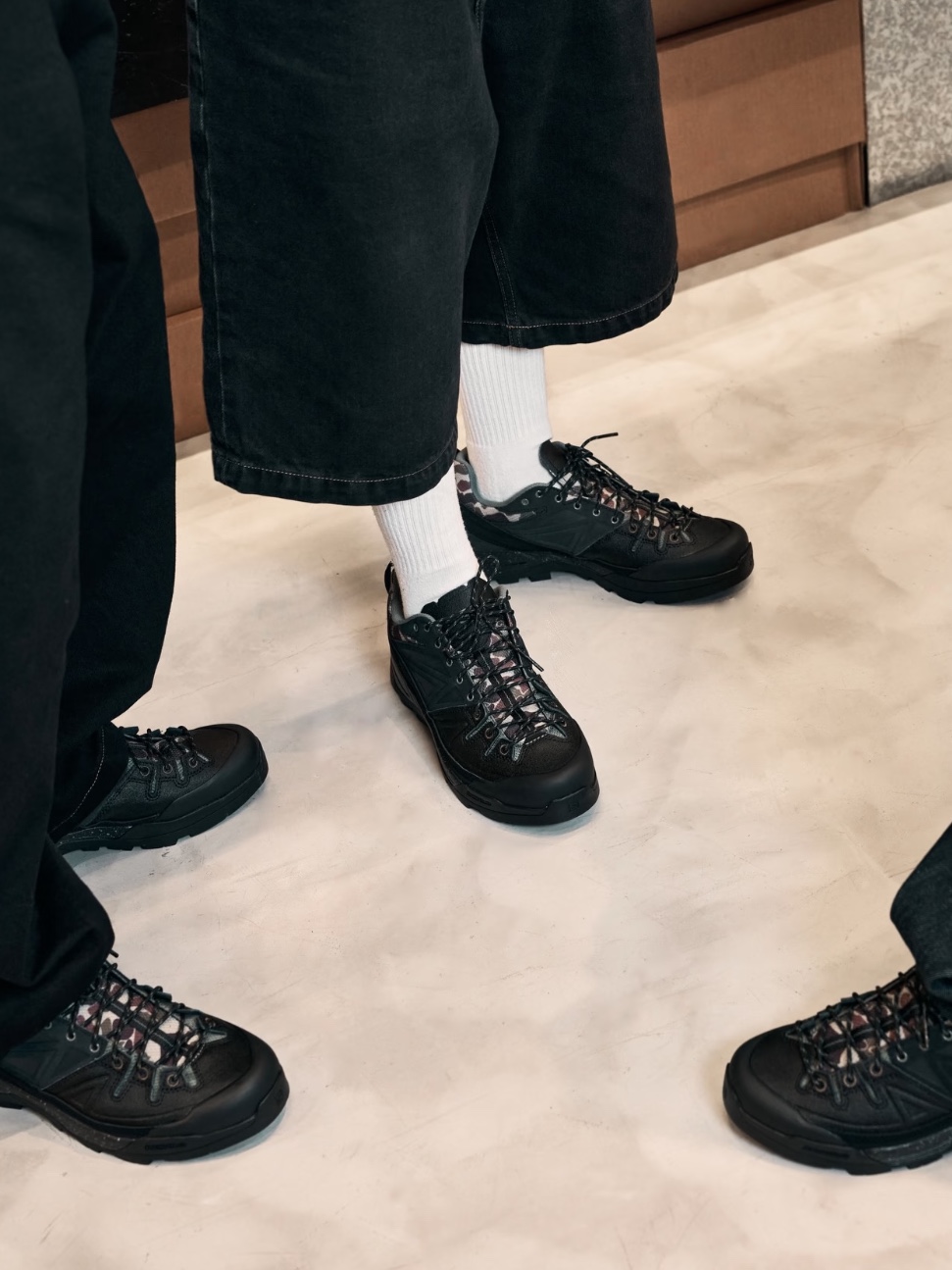 Salomon x Carhartt WIP X-Alp Black 착용 스타일 - 4