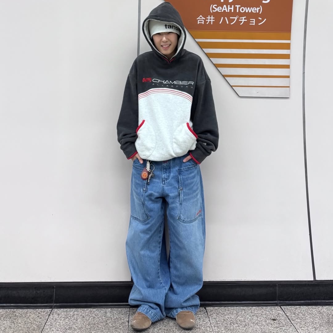 SPORT CHAMBER Bench Fleece Hood T-Shirt Chacoal 착용 스타일 - 3