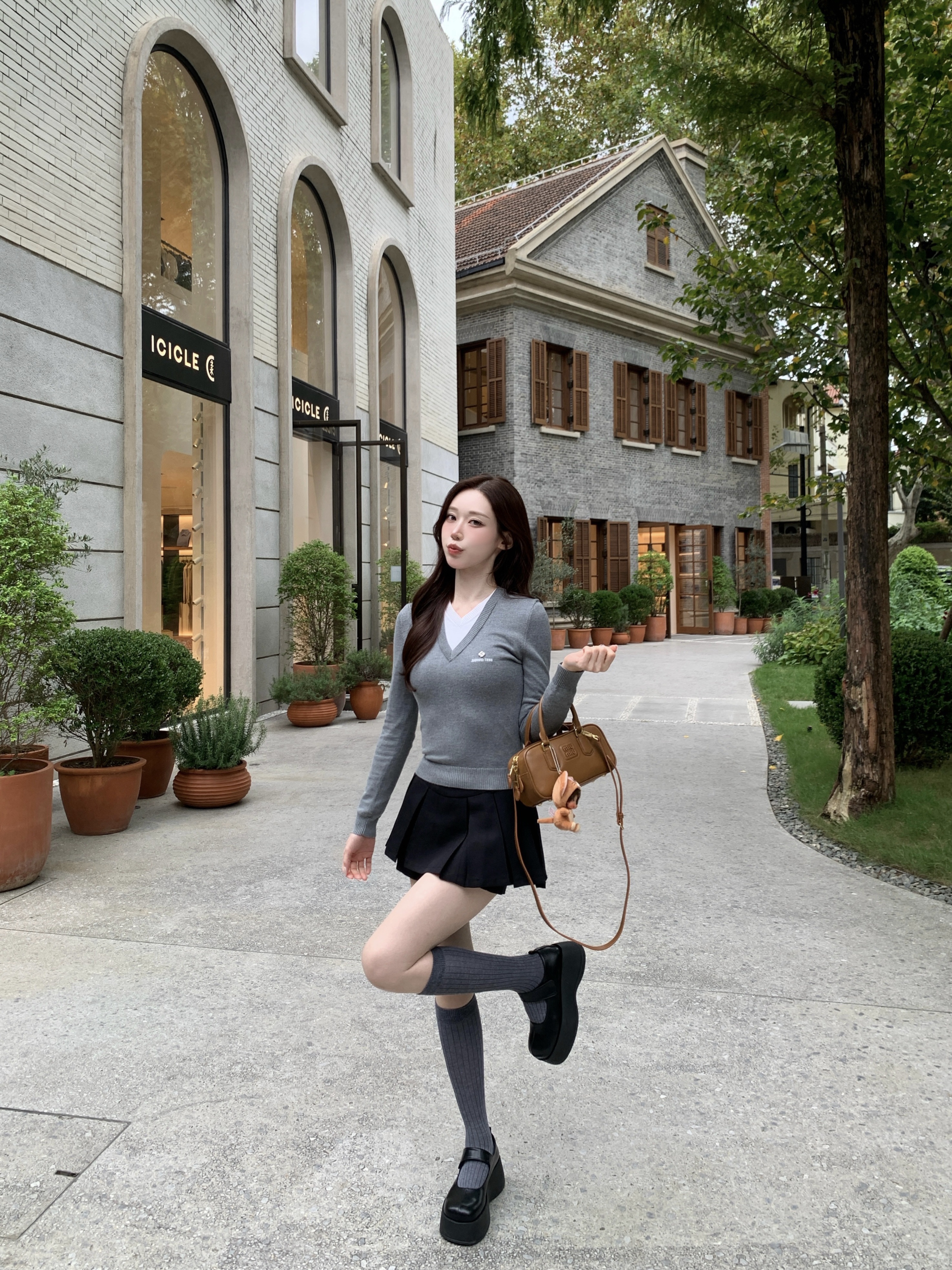 Miu Miu Arcadie Leather Bag Cognac 착용 스타일