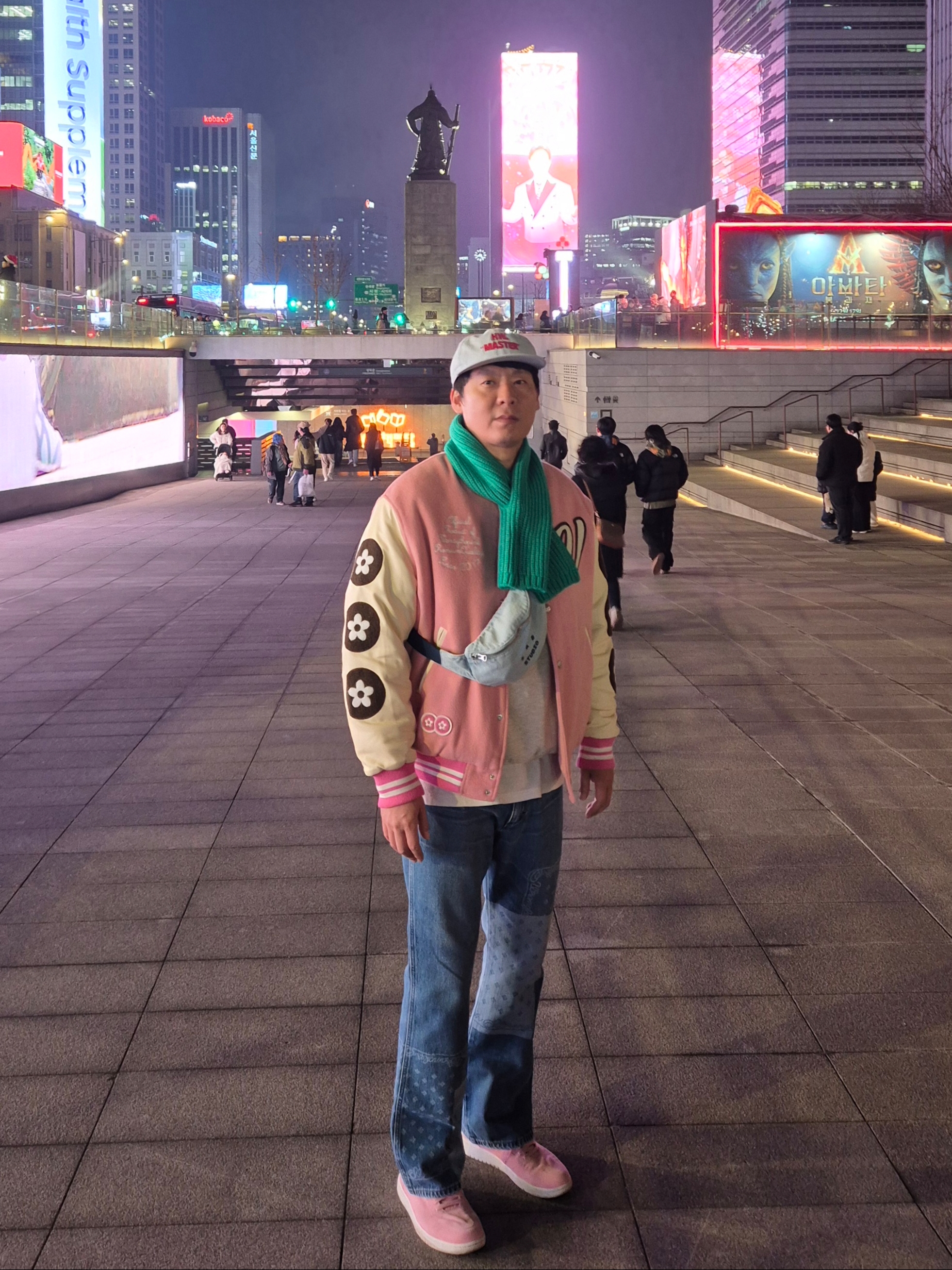 Vandy The Pink Sundae Varsity Jacket Pink, Bigwave Collective Peace Again Sweatshirt Women 착용 스타일 - 1