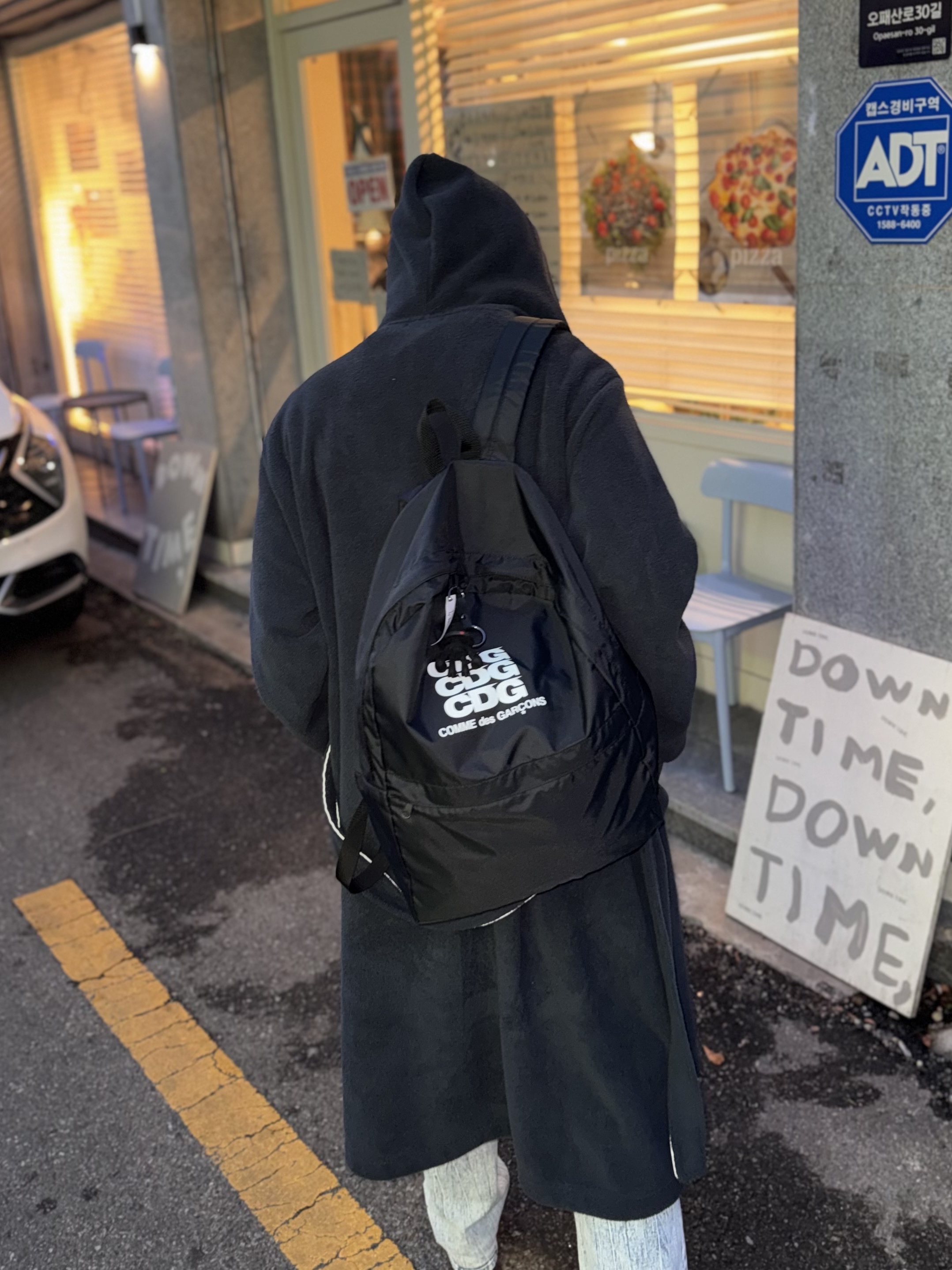 CDG Backpack Black 착용 스타일 - 2