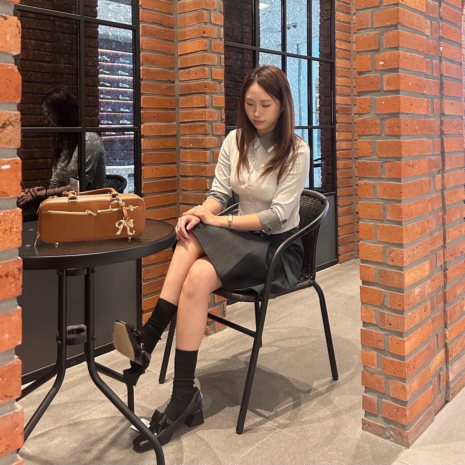 Self Portrait Women Leather Baguette Shoulder Bag With Charm Tan - 25FW 착용 스타일 - 4