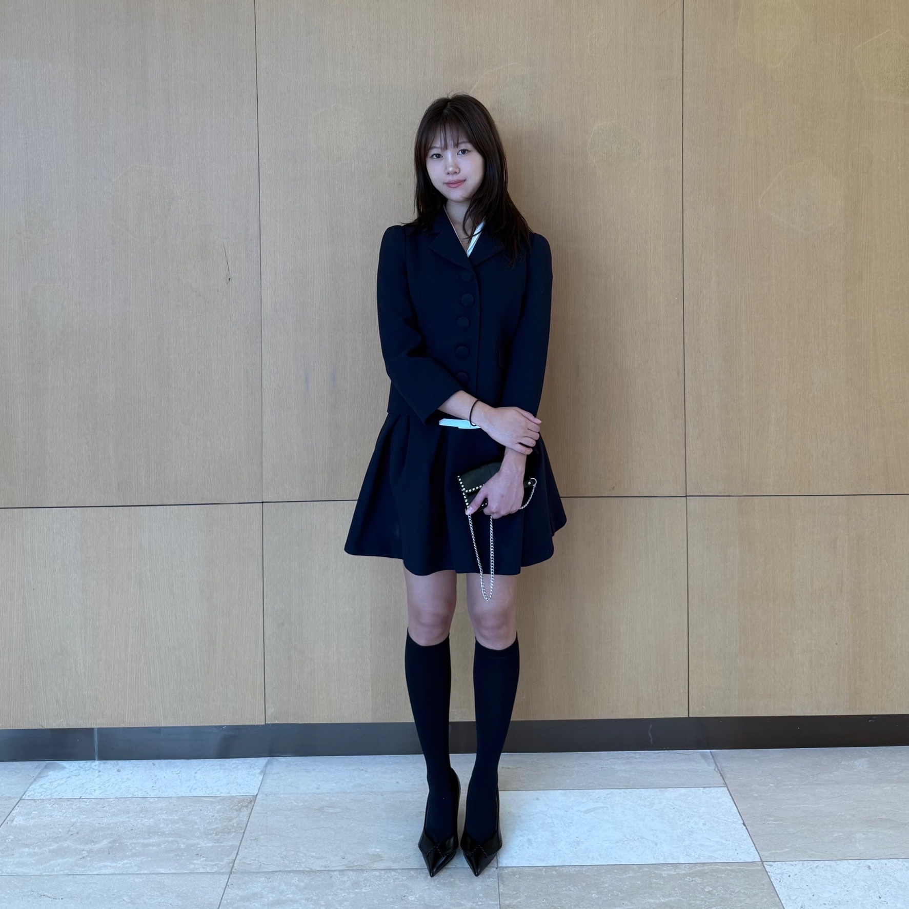 Shushu/Tong Women Pointed Toe Lapel Shoes Black - 25FW 착용 스타일 - 2