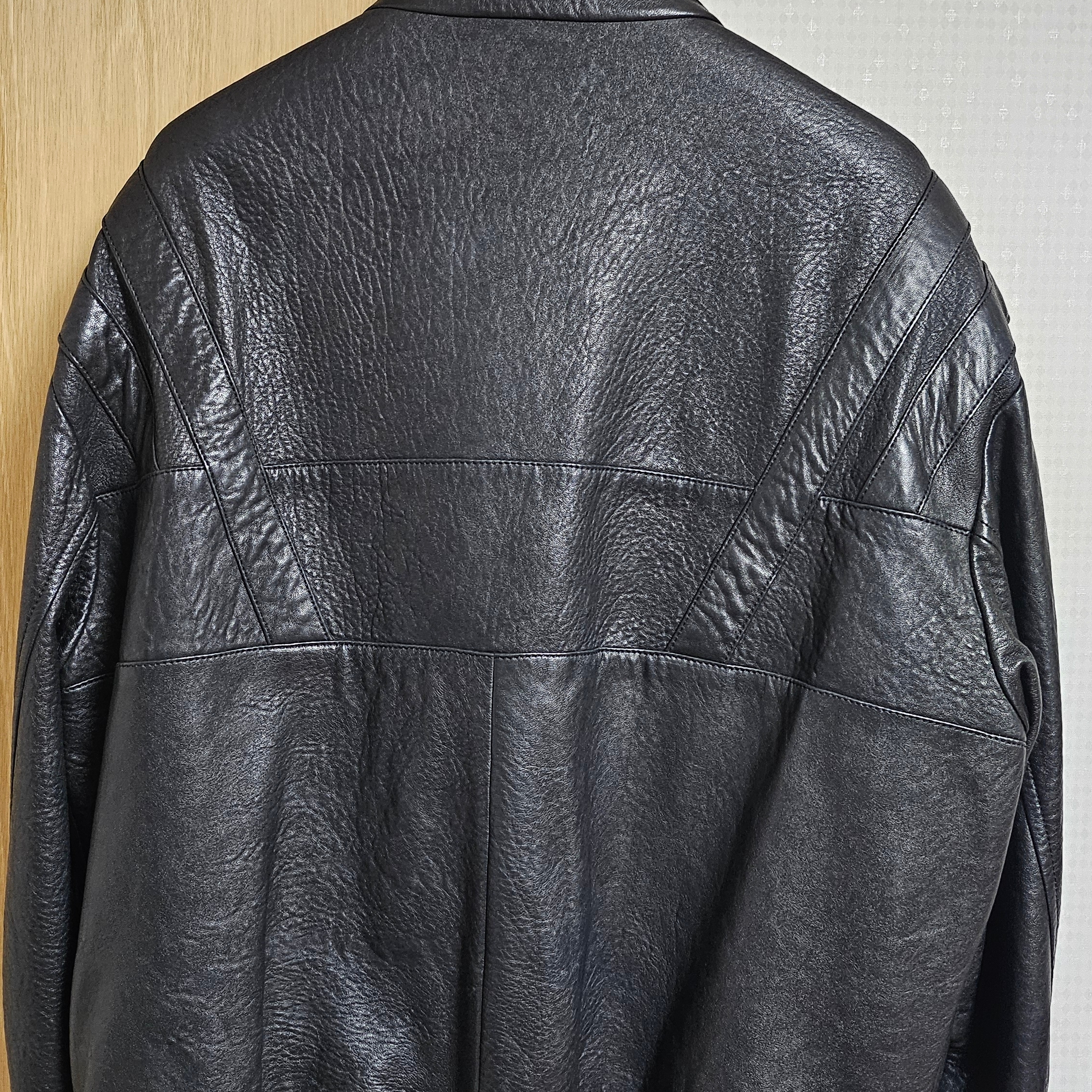 Saint Laurent Grained Lambskin Blouson Noir 착용 스타일 - 2