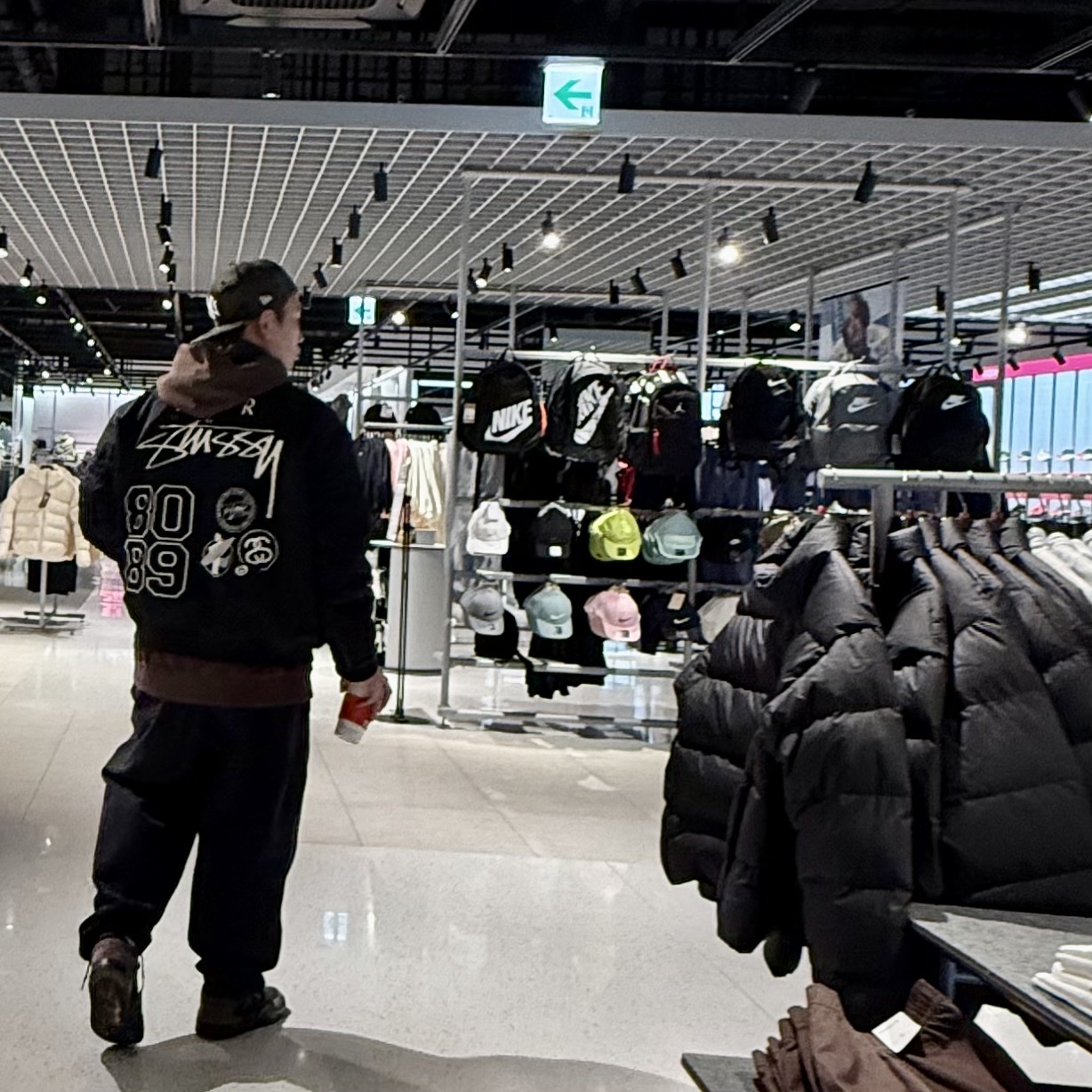 Jordan x Travis Scott Jumpman Jack TR Black and Dark Mocha, Nike x Stussy Reversible Jacket Black (FJ9153-010) 착용 스타일 - 1