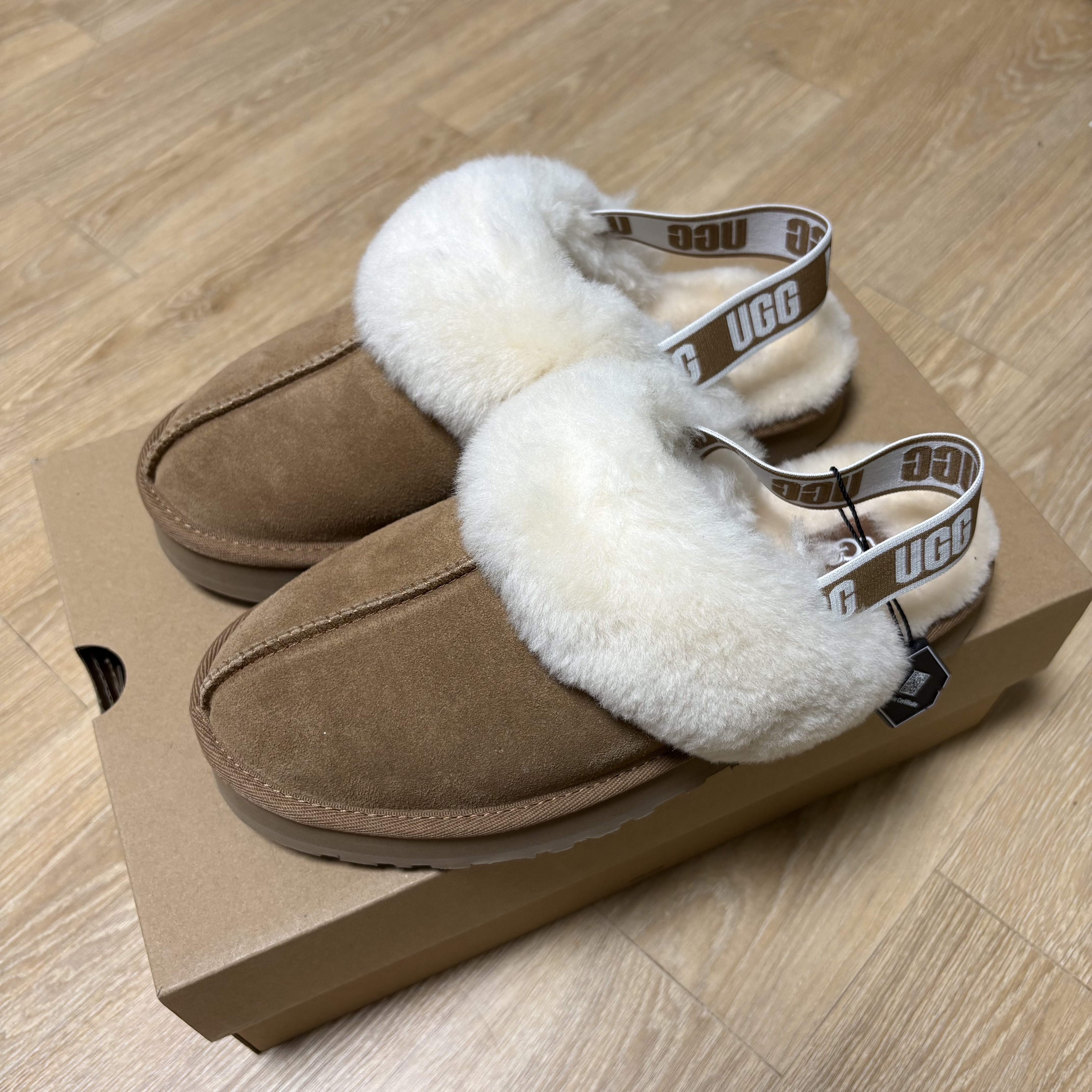 (Kids) UGG Funkette Slides Chestnut 착용 스타일