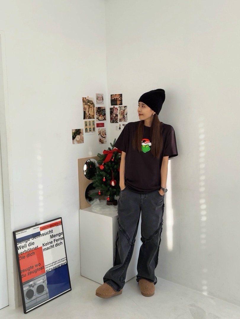 Supreme Grinch T-Shirt Black - 24FW, Chanel J12 Watch 33mm Quartz Black 착용 스타일 - 2