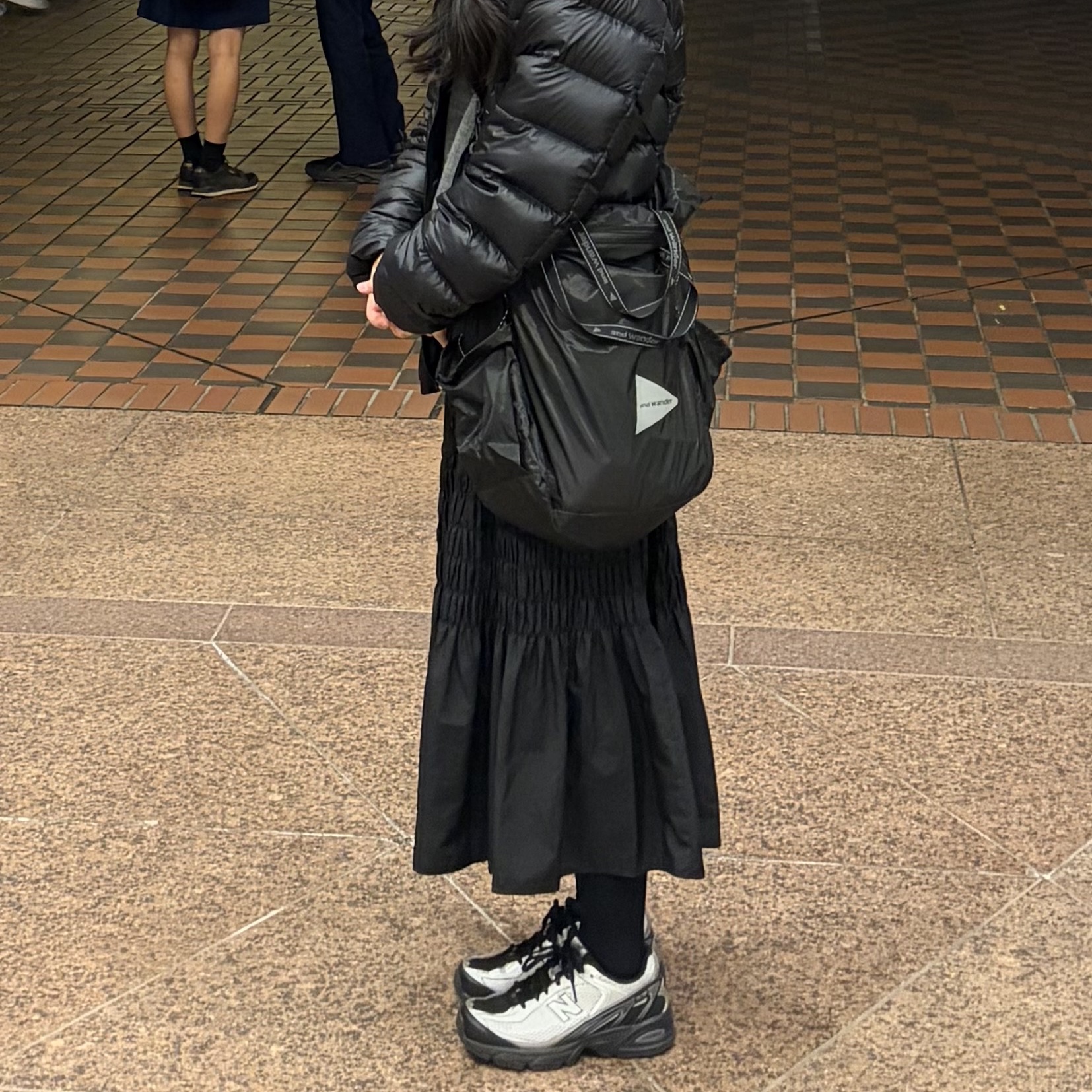 And Wander Sil Tote Bag Charcoal 착용 스타일
