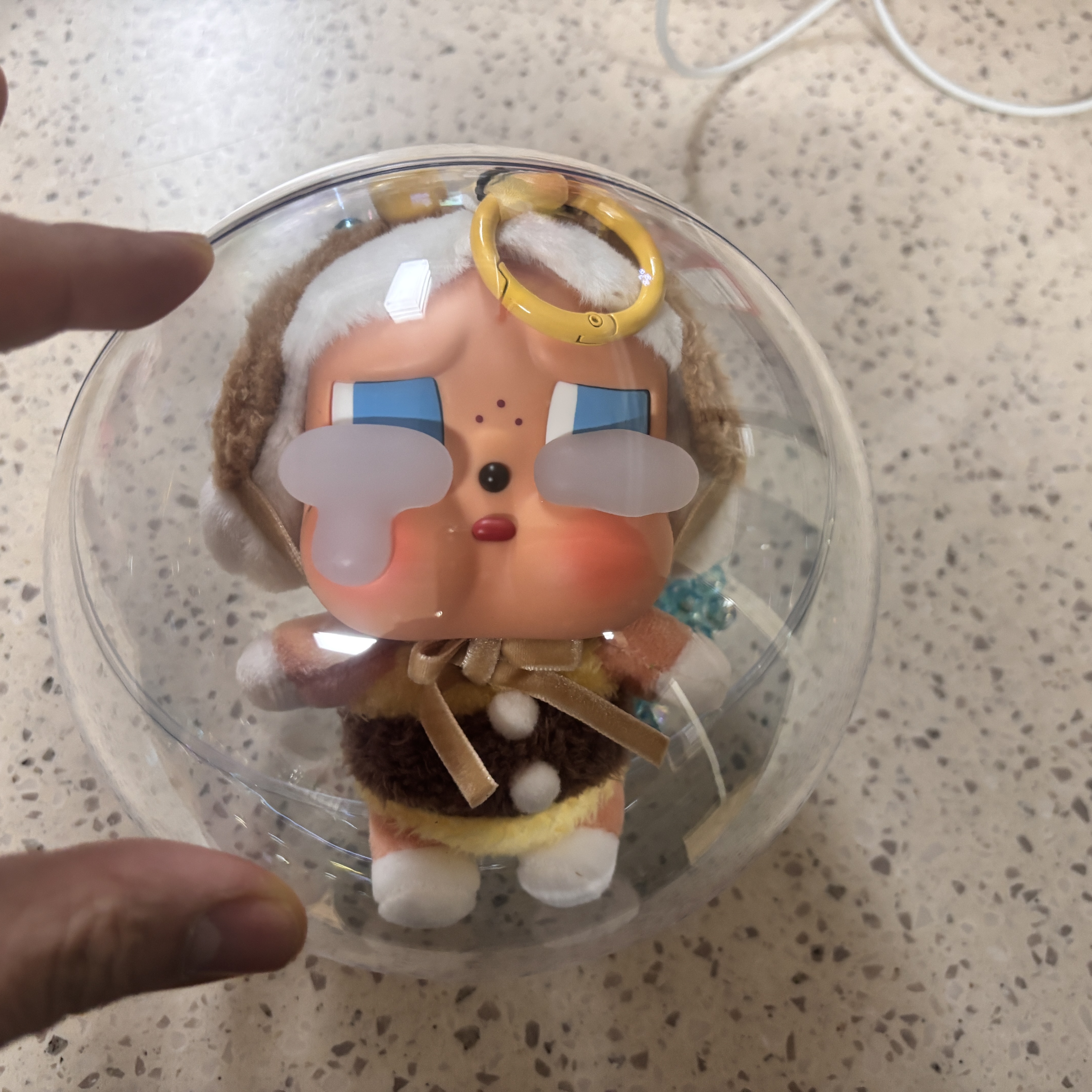 Pop Mart Crybaby Crying Again Series Plush Keyring I'll Bring You A Flower (Opened Case) 착용 스타일