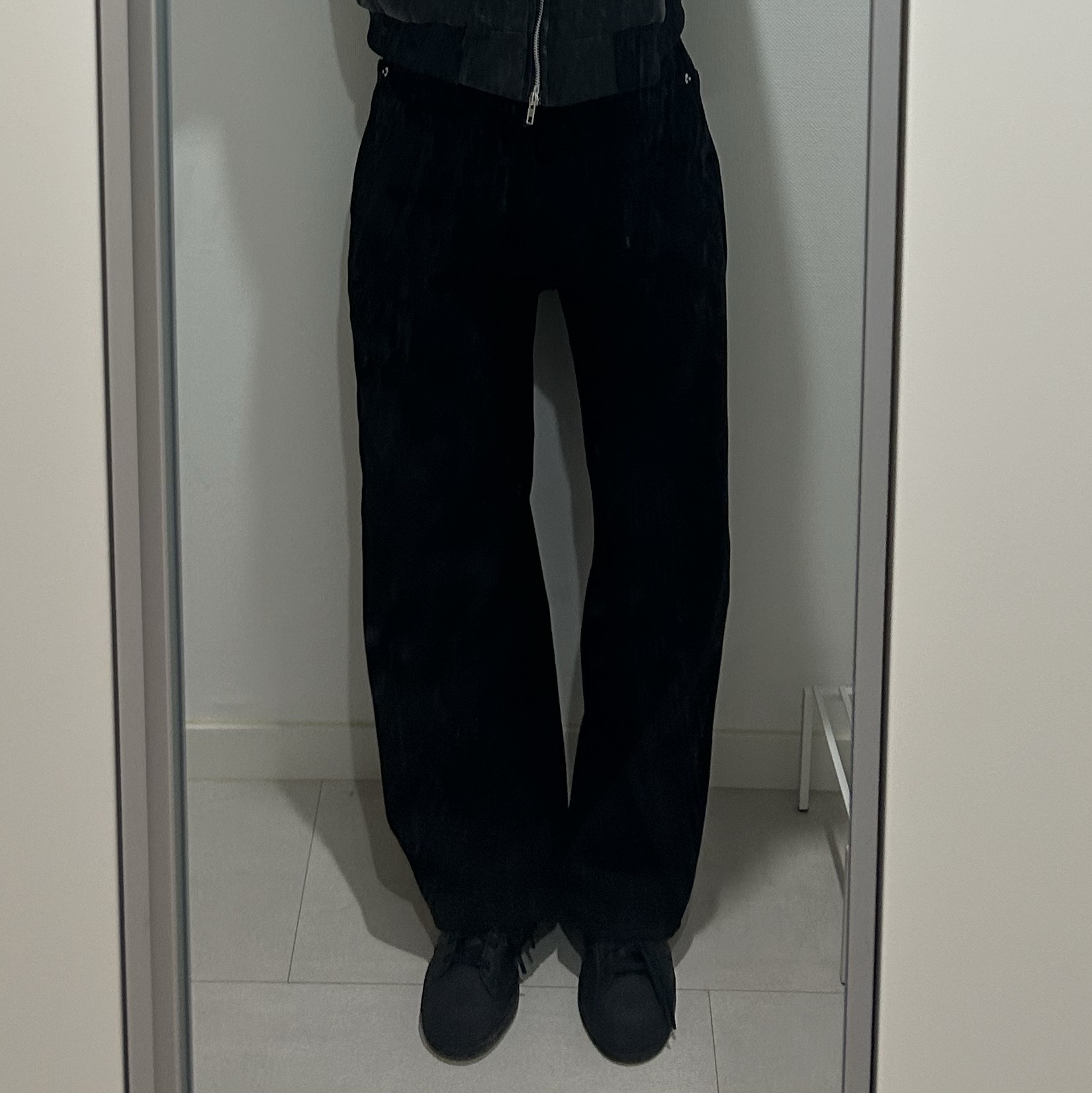 Adidas Superstar Triple Black 착용 스타일