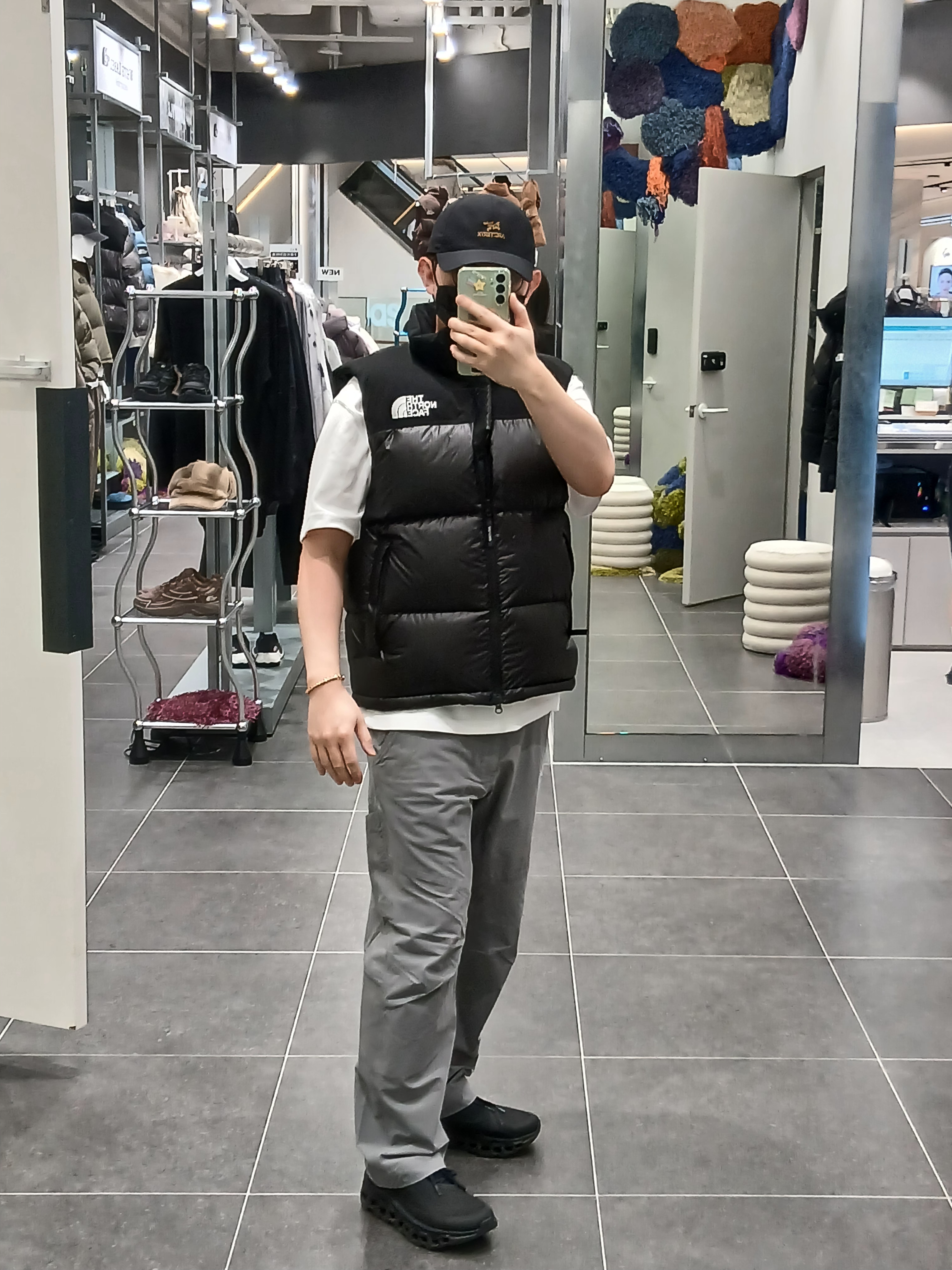 Arc'teryx Bird Word Cap 24K Black, IAB Studio T-Shirt White Gray 착용 스타일 - 1