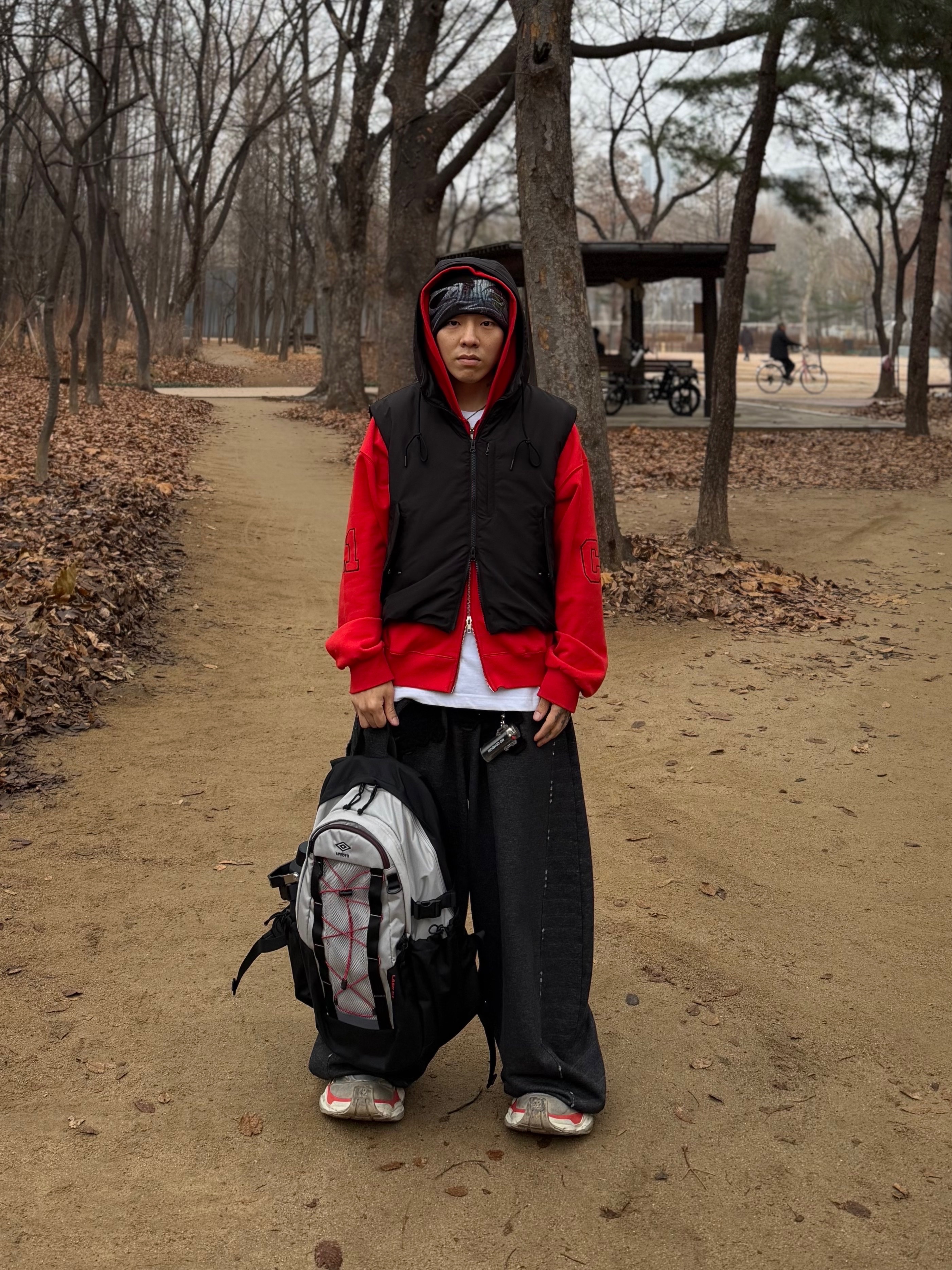 Balenciaga Cargo Sneakers Beige Grey Red 착용 스타일 - 4