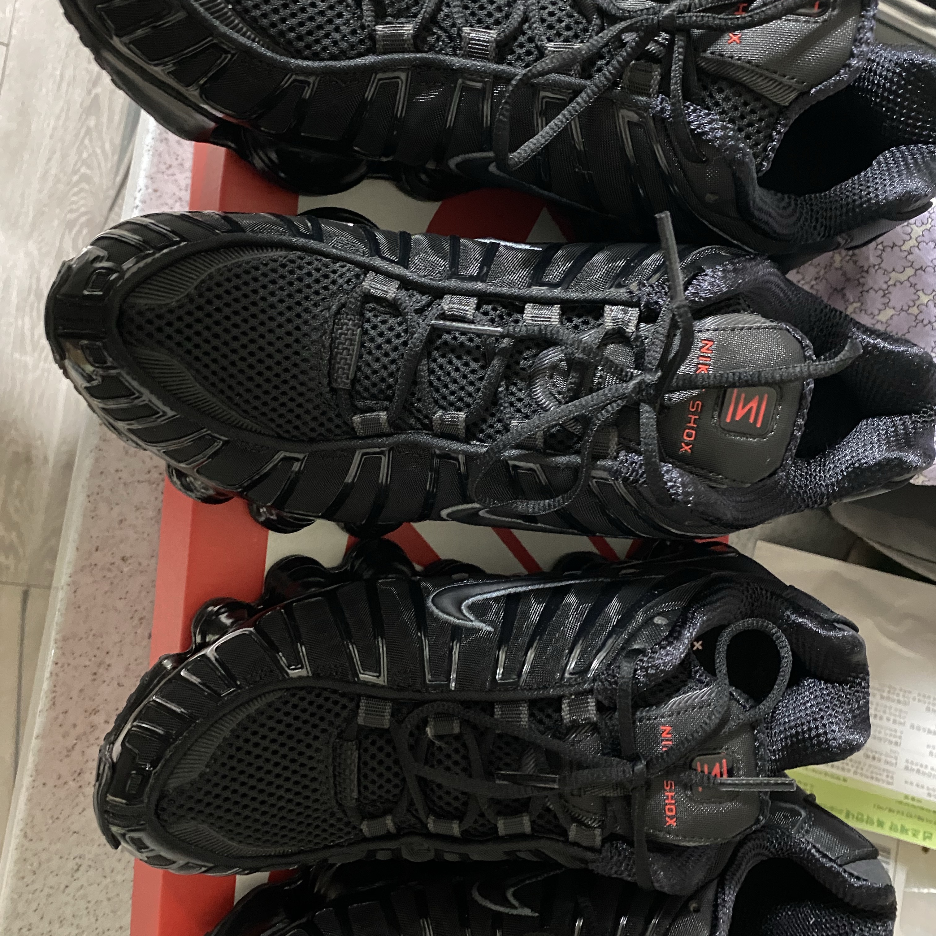 Nike Shox TL Black Metallic Hematite 착용 스타일 - 1