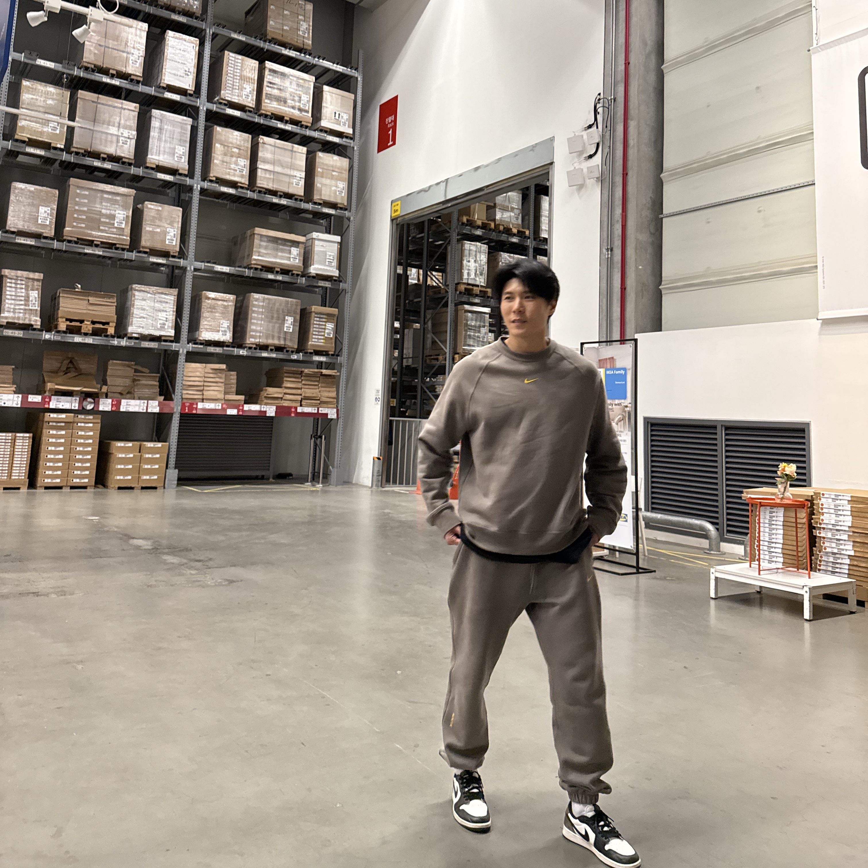 Nike x Drake Nocta Fleece CS Sweatpants Olive Grey Yellow Ochre - Asia, Nike x Drake Nocta Fleece CS Crew Olive Grey Yellow Ochre - Asia 착용 스타일 - 2
