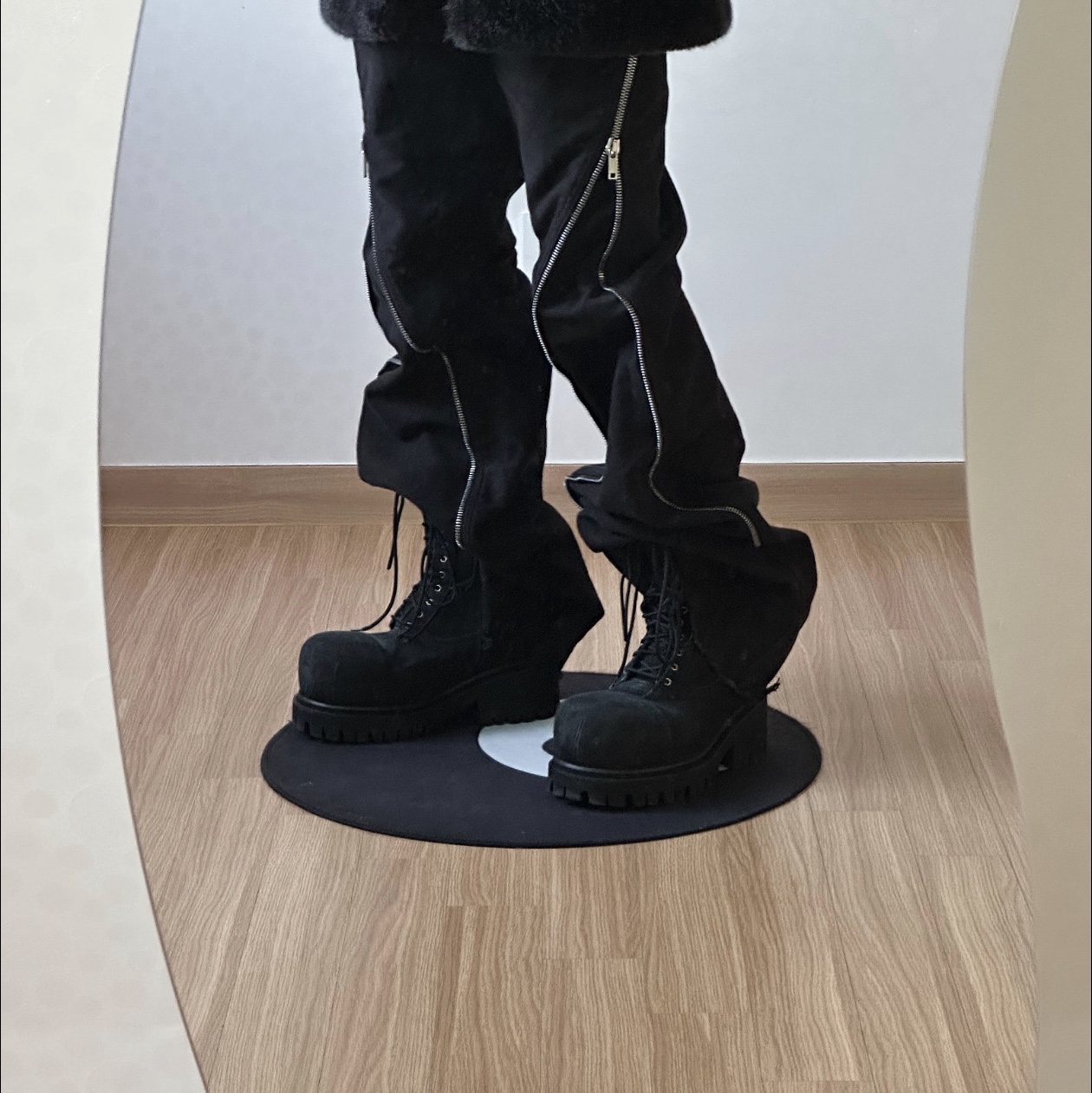 Rick Owens Bolan Banana Pants Black, Balenciaga Stomper Bootie Black 착용 스타일