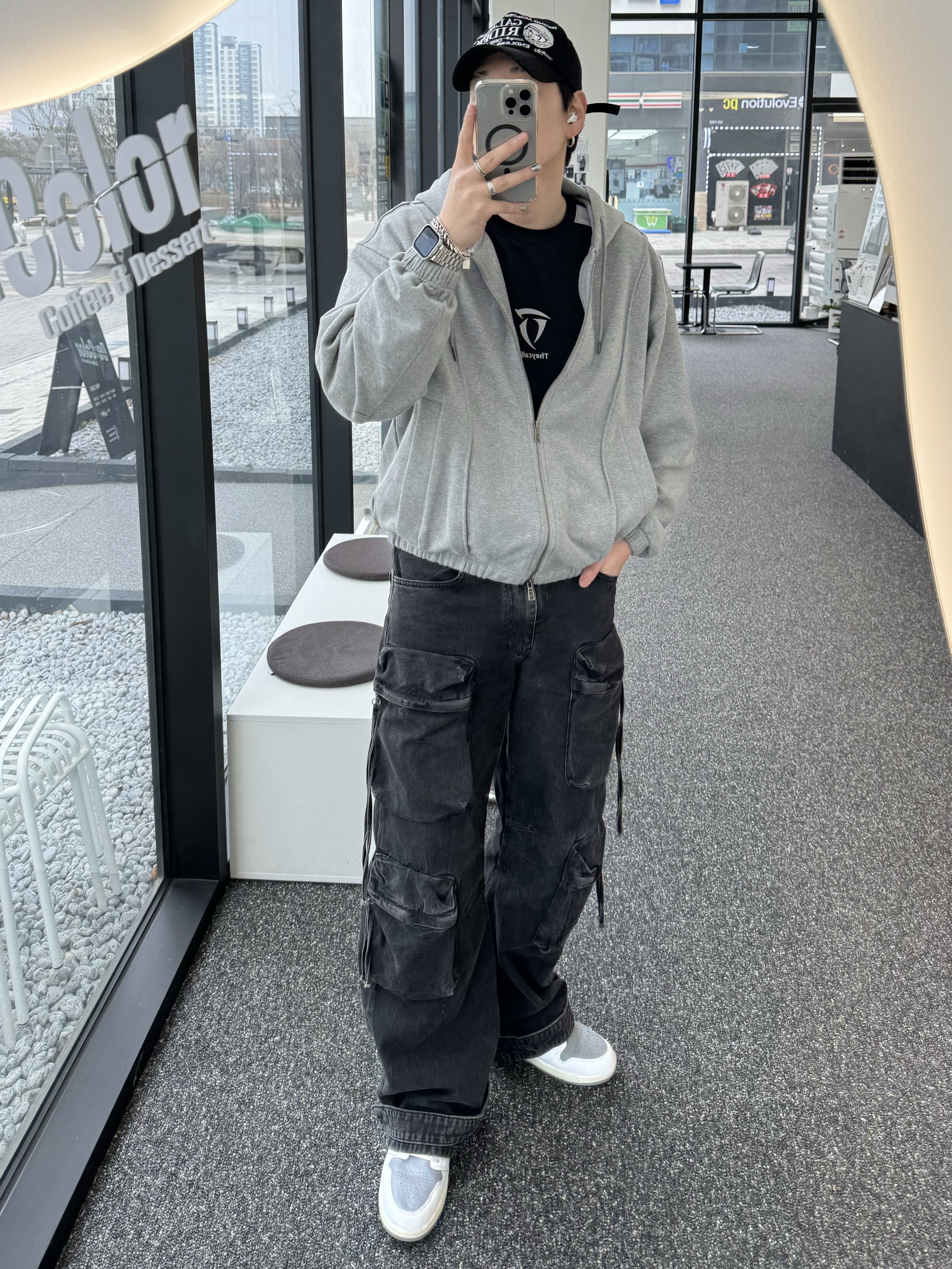 Jordan 1 Retro High OG Stealth, Zara Utility Pocket Jeans Black 착용 스타일