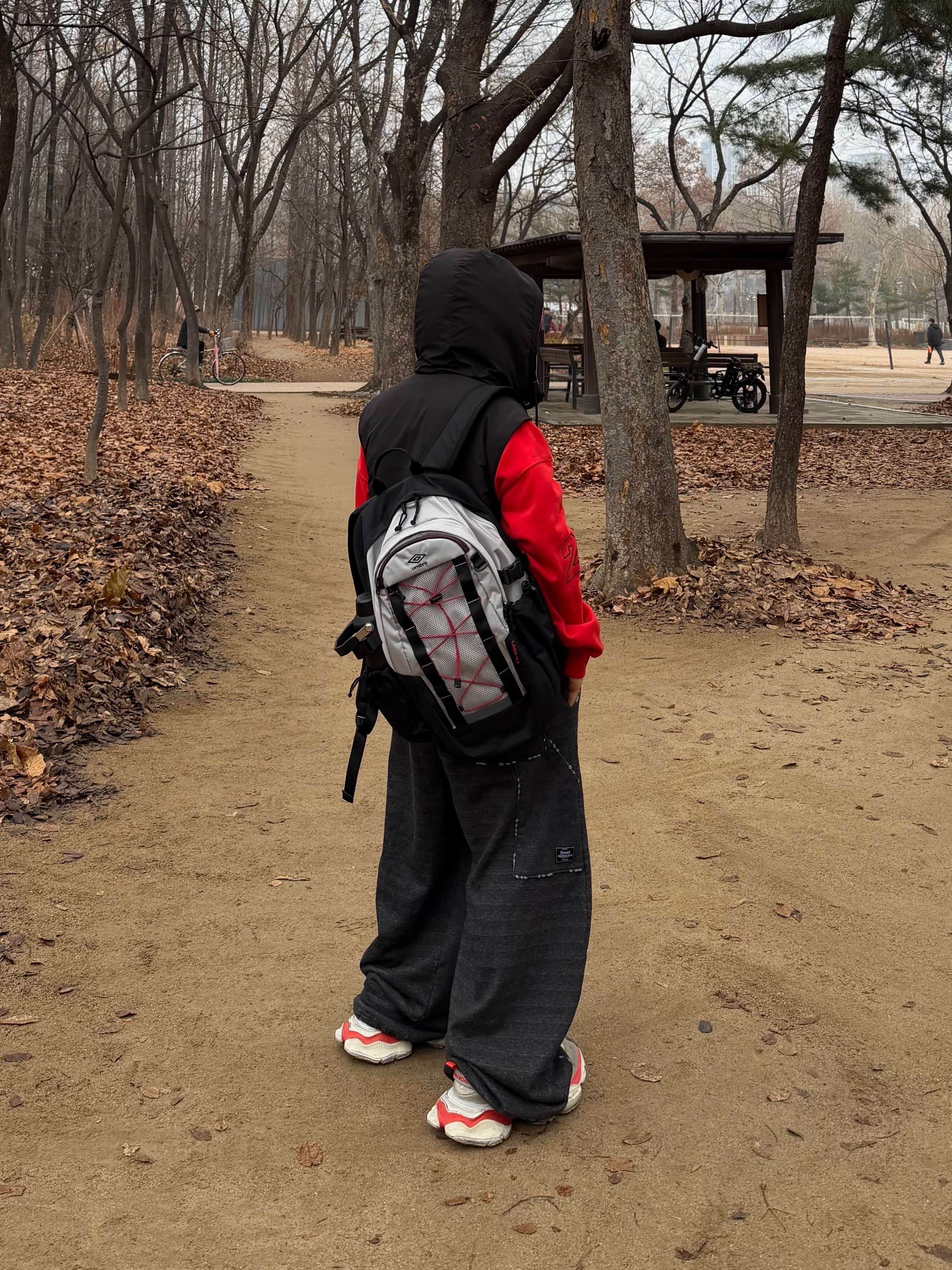 Balenciaga Cargo Sneakers Beige Grey Red 착용 스타일 - 5