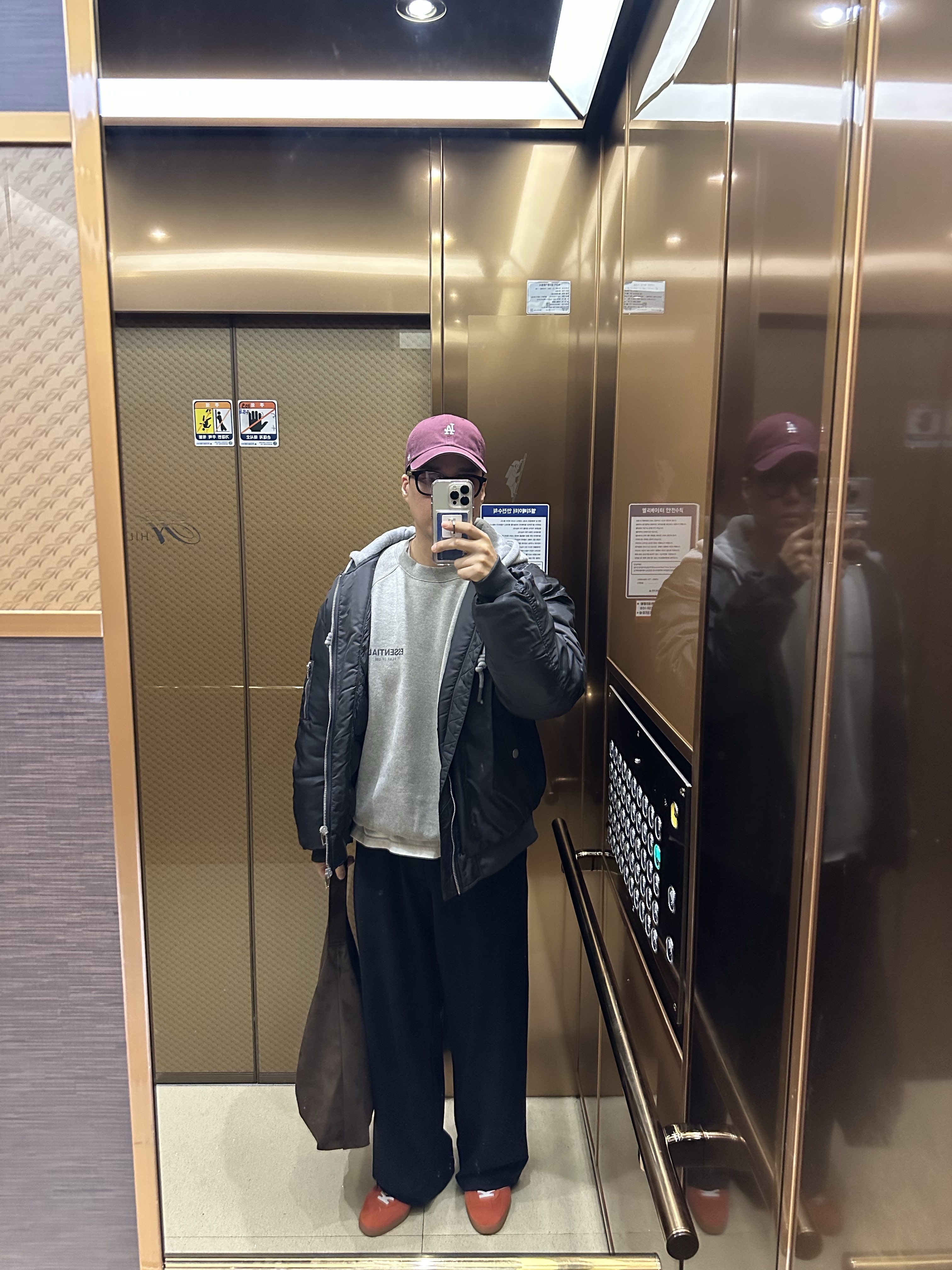 (W) Adidas Gazelle Indoor Bold Orange Cloud White, Essentials The Core Collection Pullover Crewneck Heather Oatmeal 착용 스타일