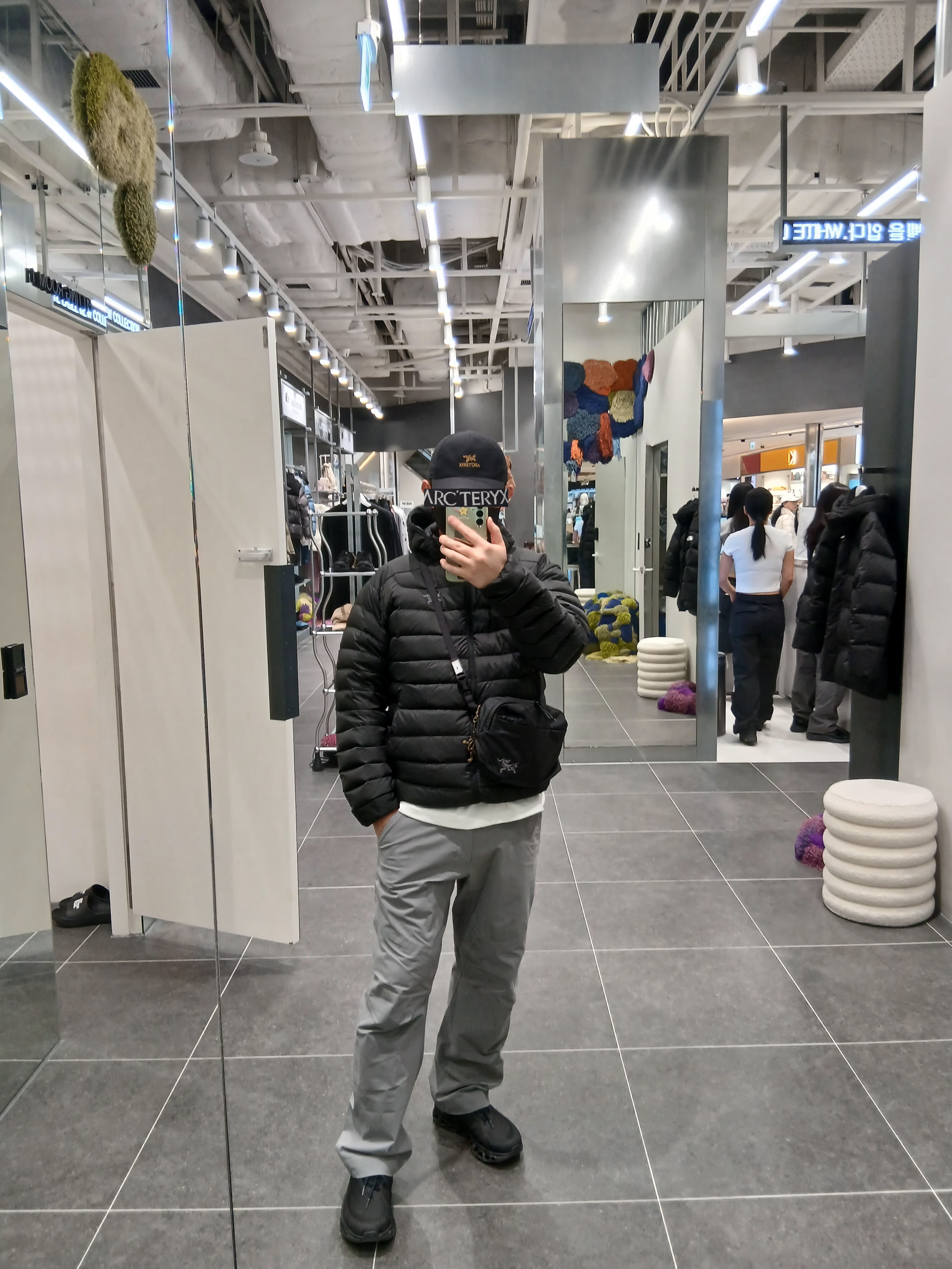 Arc'teryx Bird Word Cap 24K Black, Arc'teryx Kragg Cotton LS T-Shirt White Light Black 착용 스타일 - 5