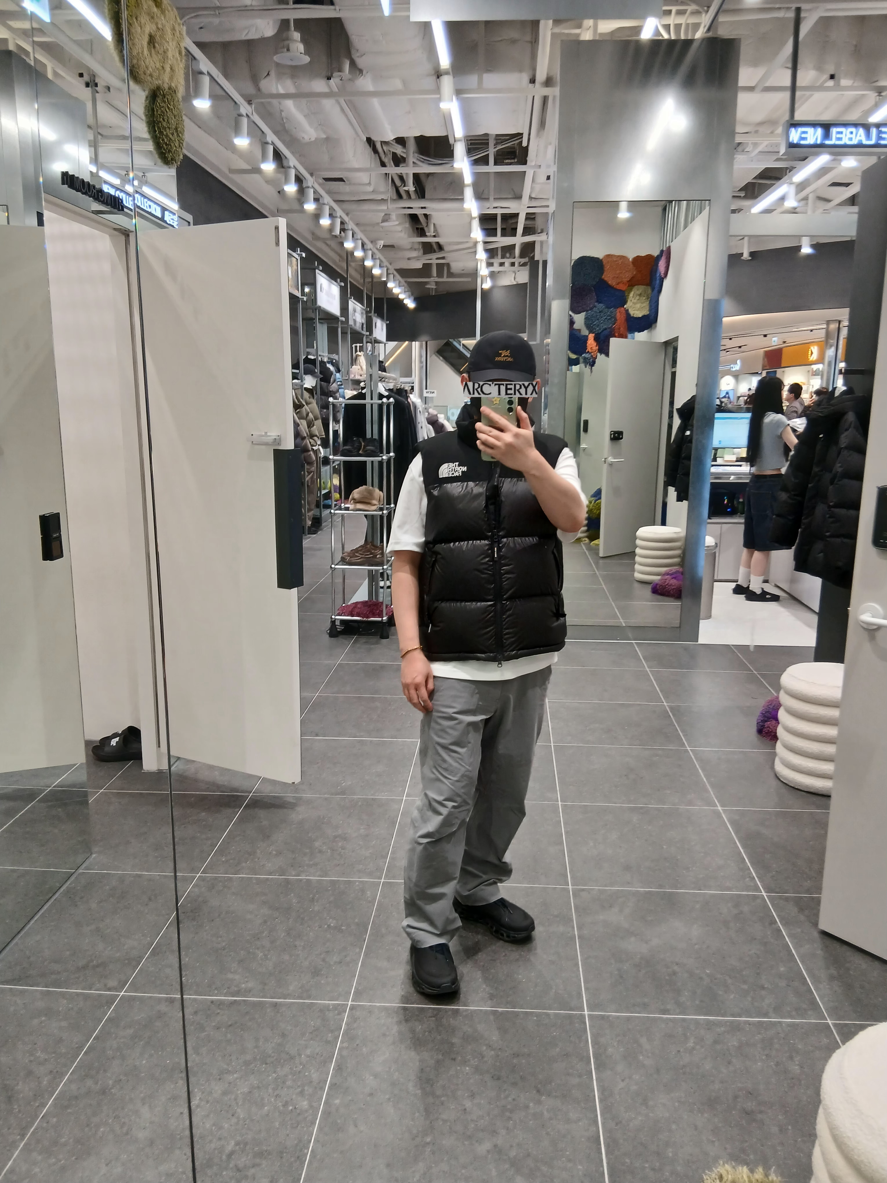 Arc'teryx Bird Word Cap 24K Black, IAB Studio T-Shirt White Gray 착용 스타일 - 4