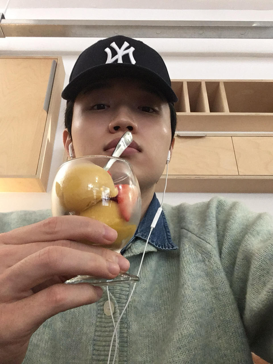New Era x MoMA New York Yankees Cap Navy 착용 스타일