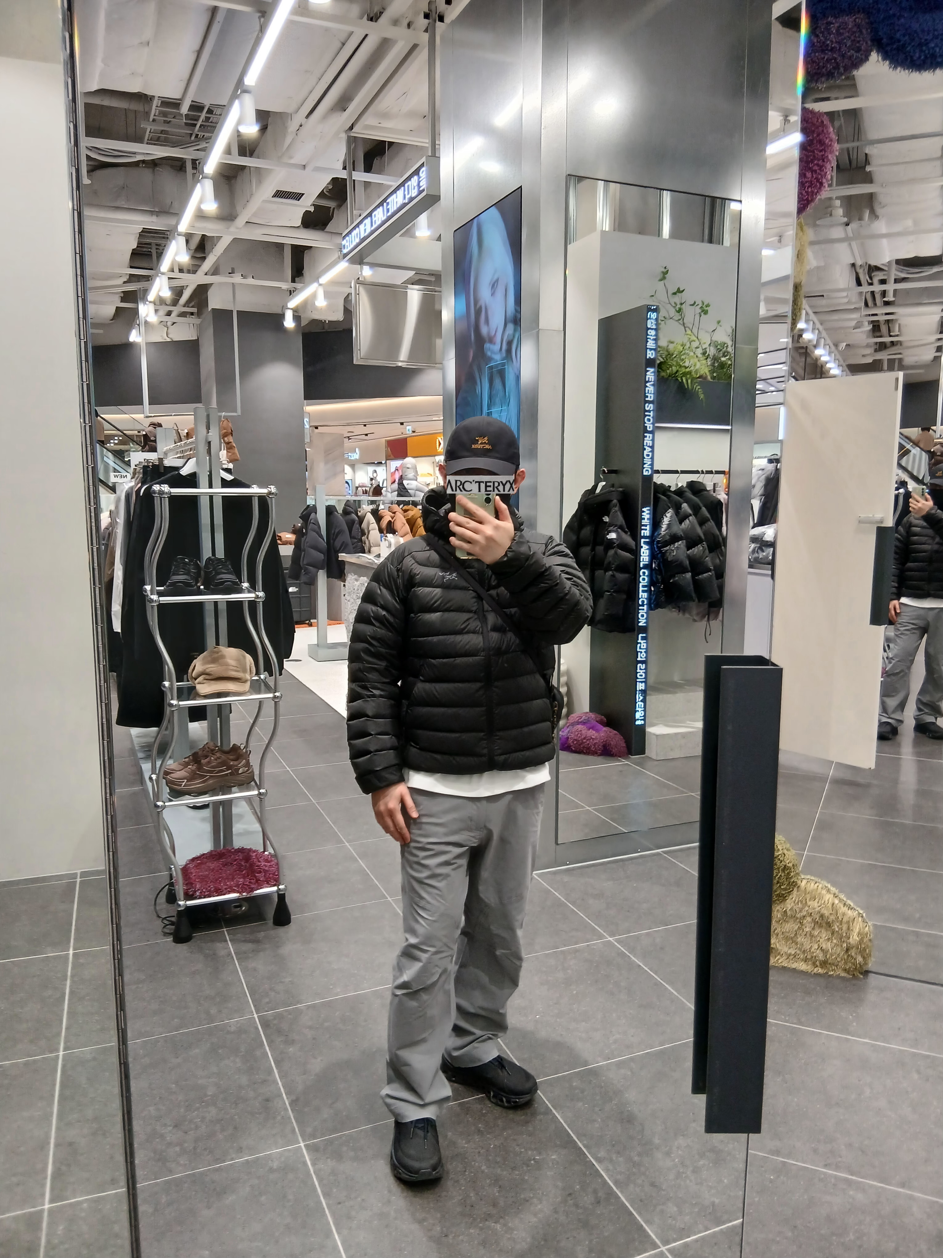 Arc'teryx Bird Word Cap 24K Black, Arc'teryx Kragg Cotton LS T-Shirt White Light Black 착용 스타일 - 7