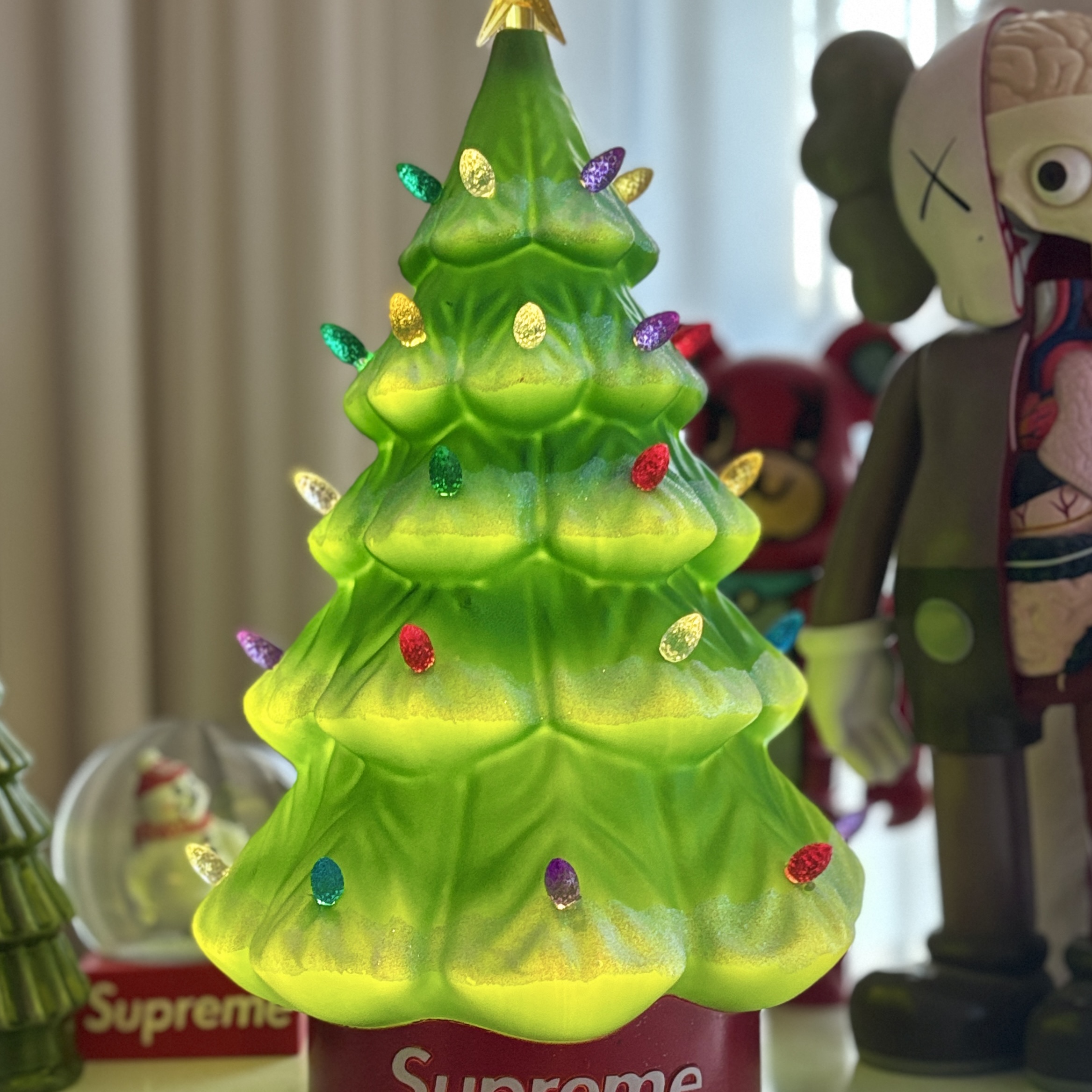 Supreme 15" Holiday Tree Green - 25FW, Supreme Snowman Snowglobe Red 착용 스타일
