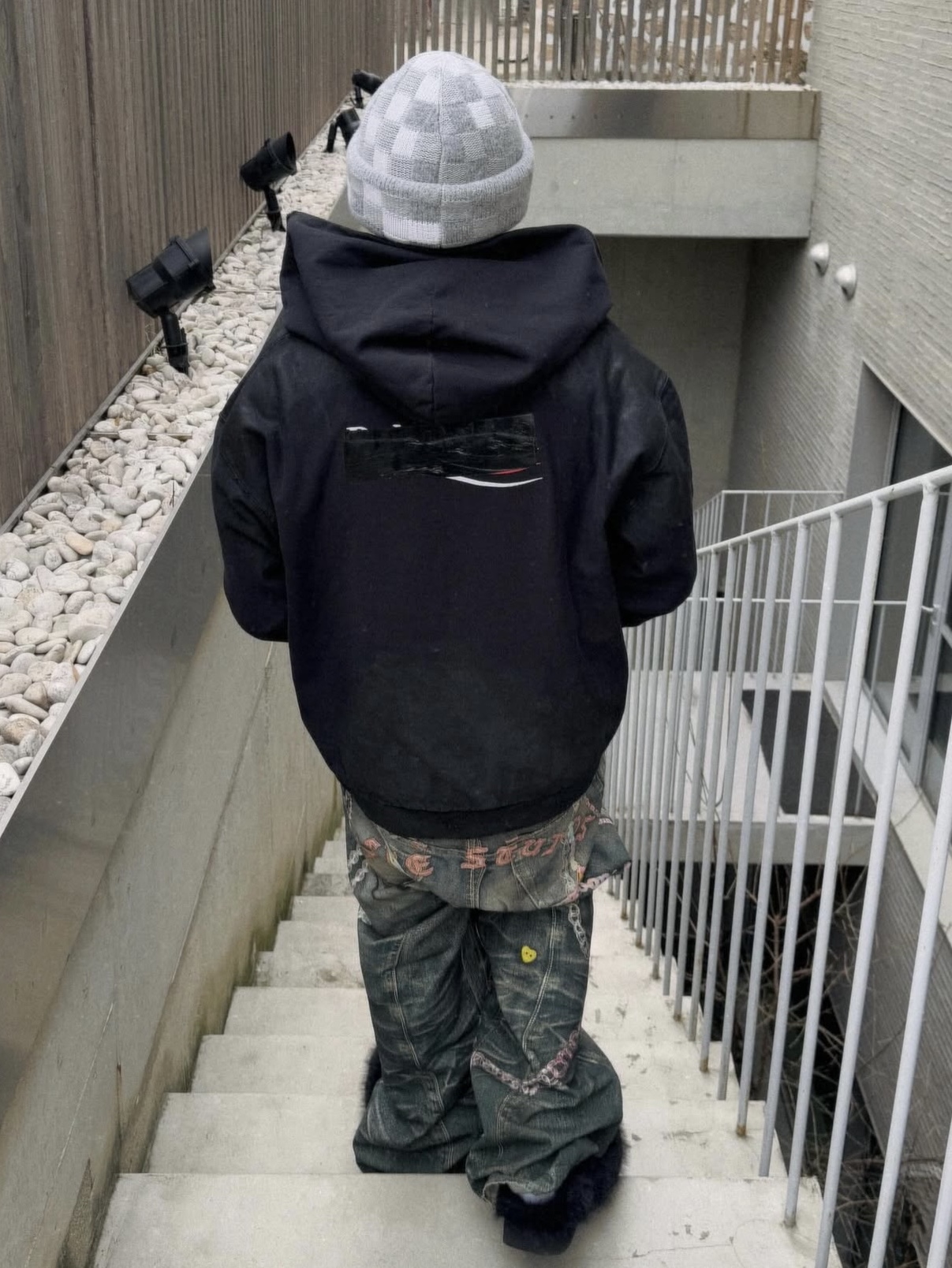 Balenciaga Gaffer Zip-Up Hoodie Small Fit Black 착용 스타일