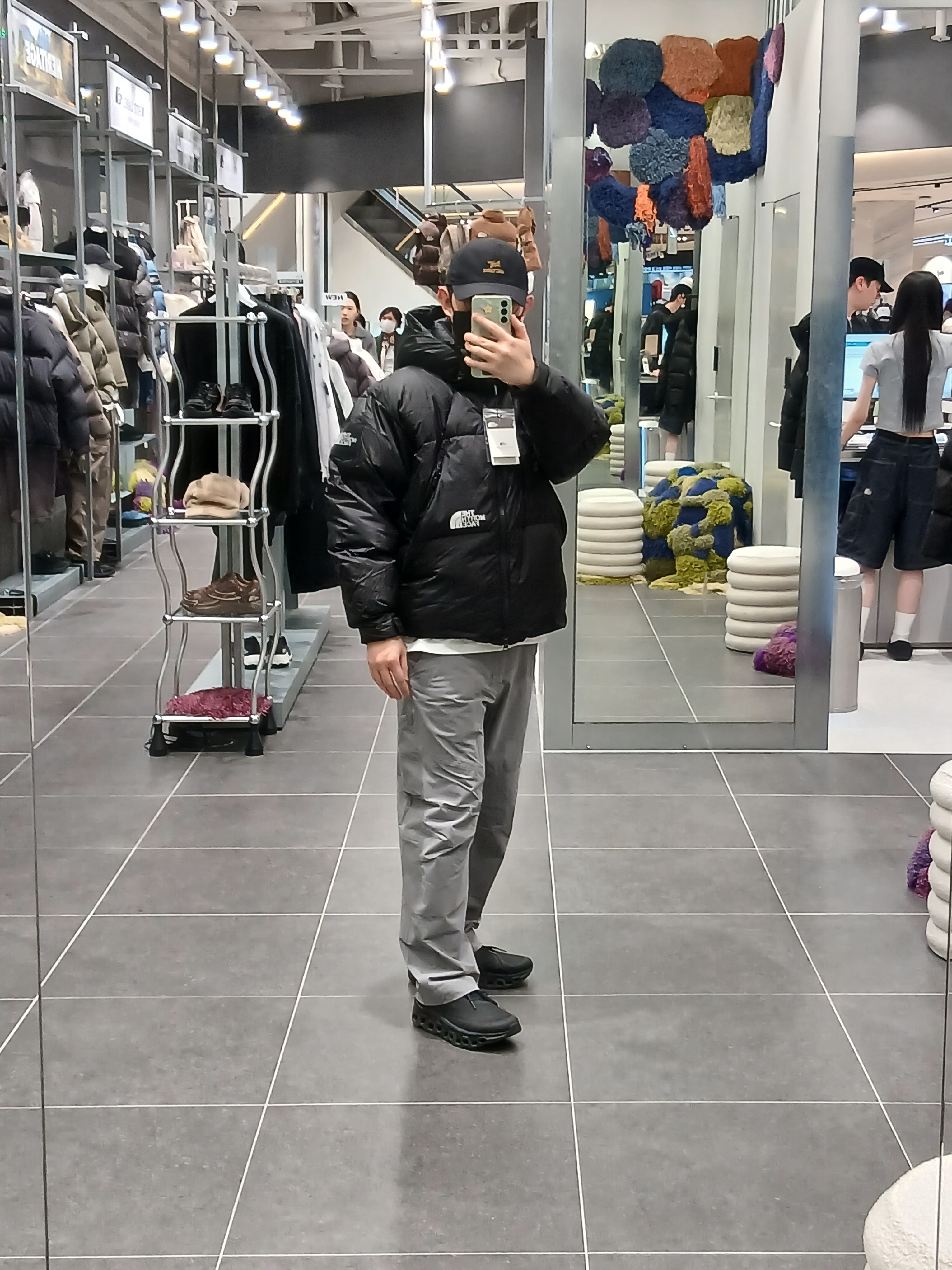 Arc'teryx Bird Word Cap 24K Black, IAB Studio T-Shirt White Gray 착용 스타일 - 1