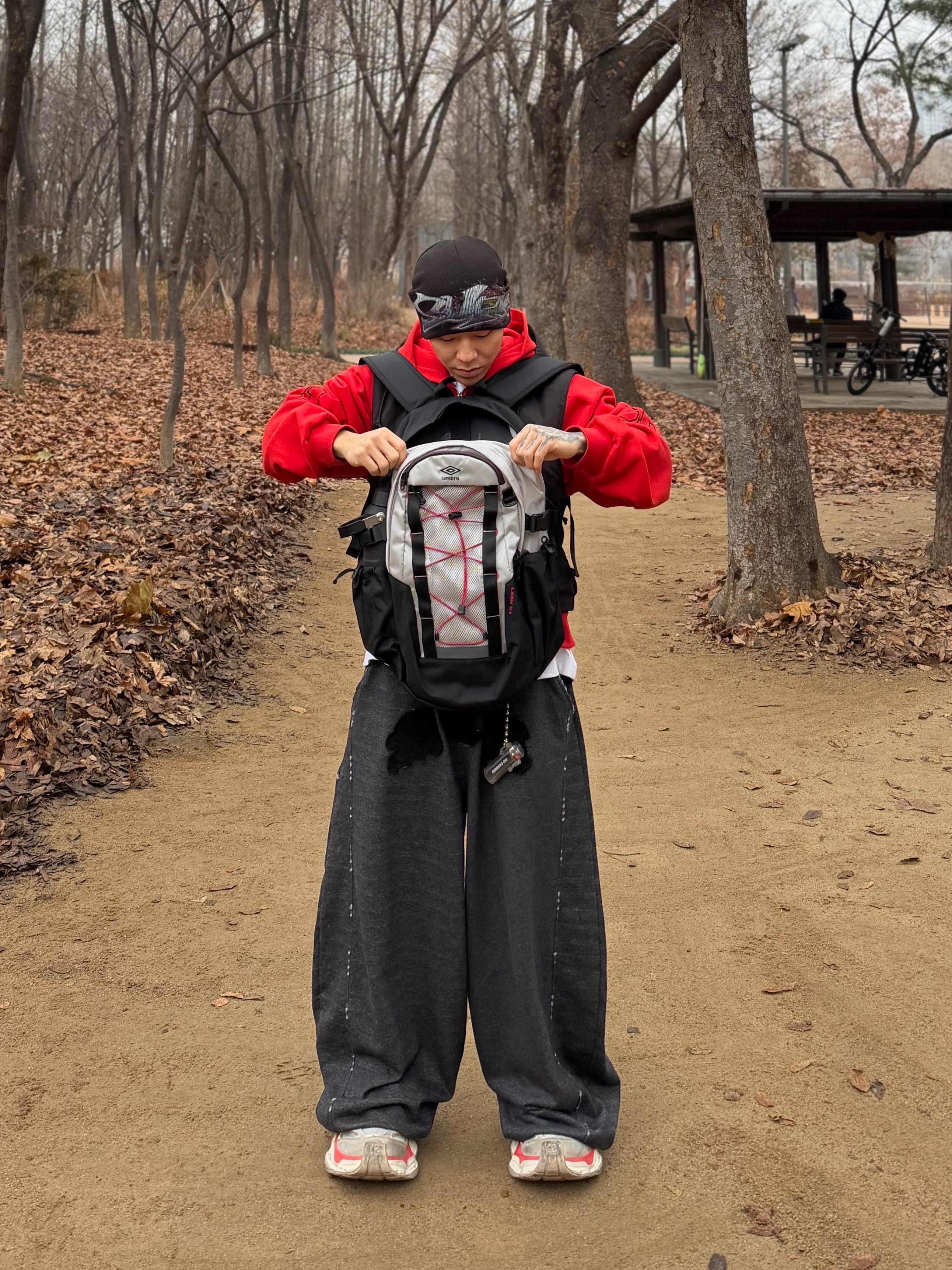 Balenciaga Cargo Sneakers Beige Grey Red 착용 스타일 - 6