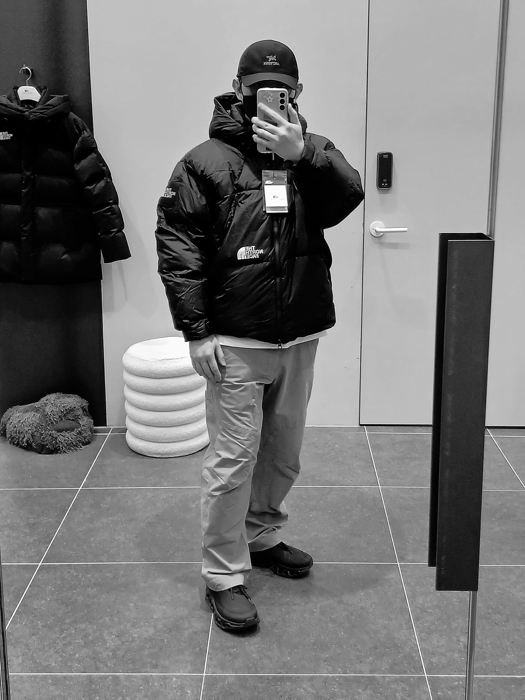 Arc'teryx Bird Word Cap 24K Black, IAB Studio T-Shirt White Gray 착용 스타일 - 9