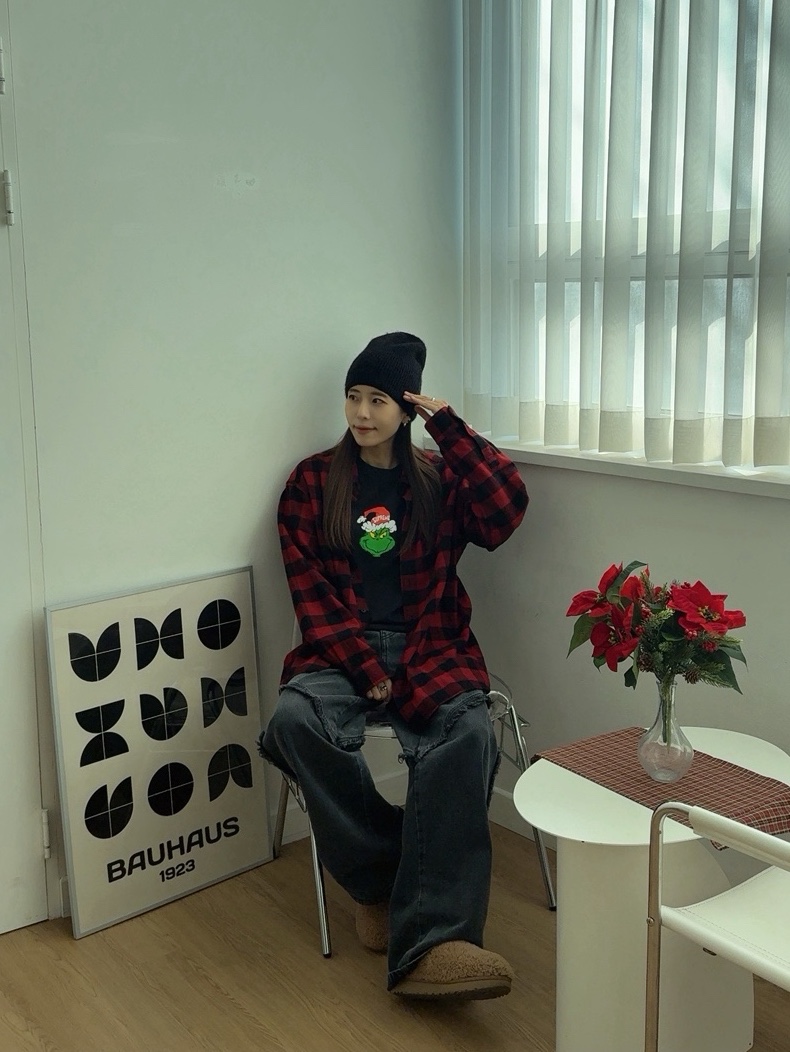 Supreme Grinch T-Shirt Black - 24FW, (W) UGG Maxi Curly Tasman Slipper Chestnut 착용 스타일 - 2