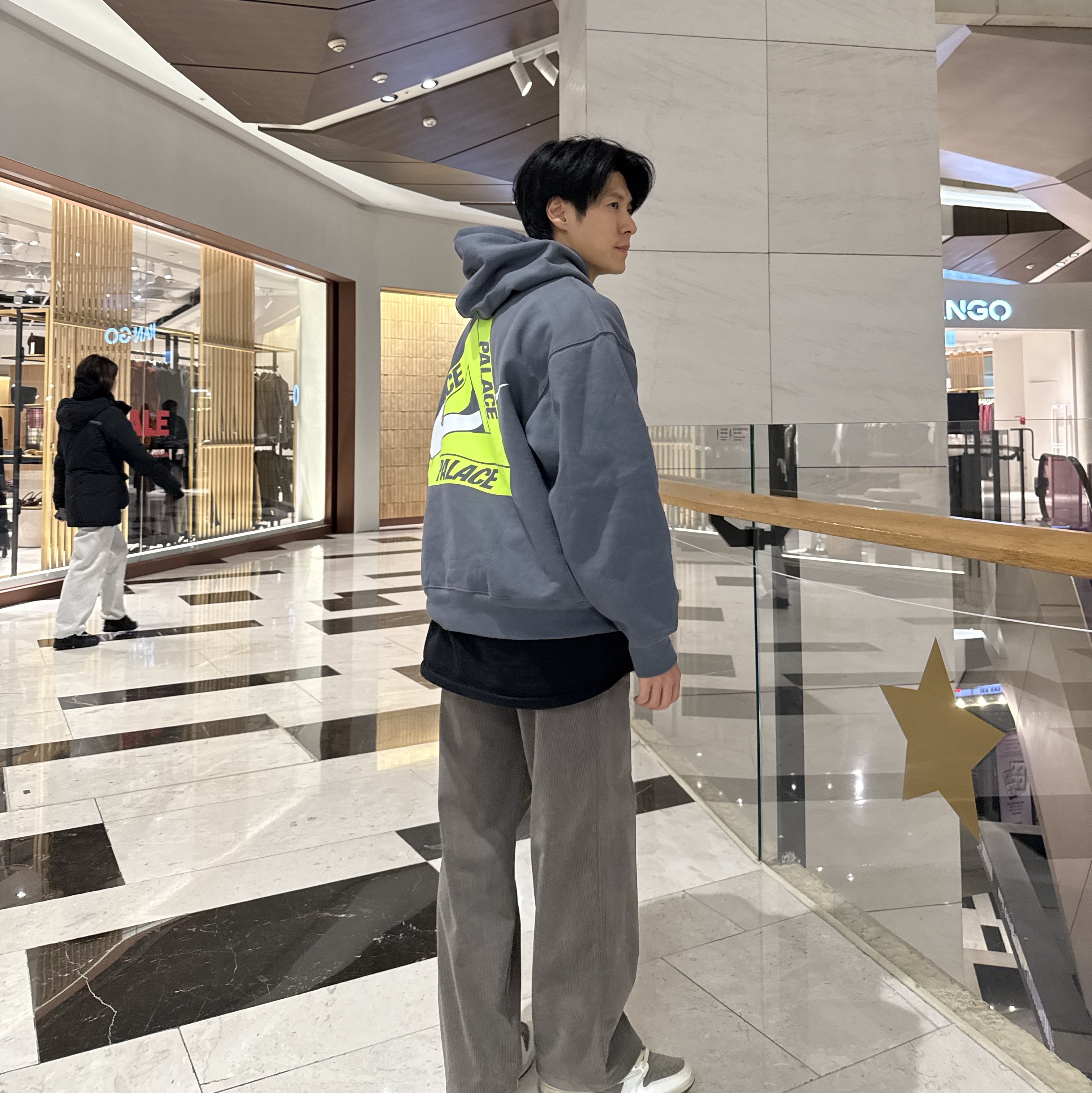 Palace x Nike Tri Swoosh Hood Charcoal - 25FW, Jordan 1 x Travis Scott Retro Low OG SP Sail and Ridgerock 착용 스타일 - 1