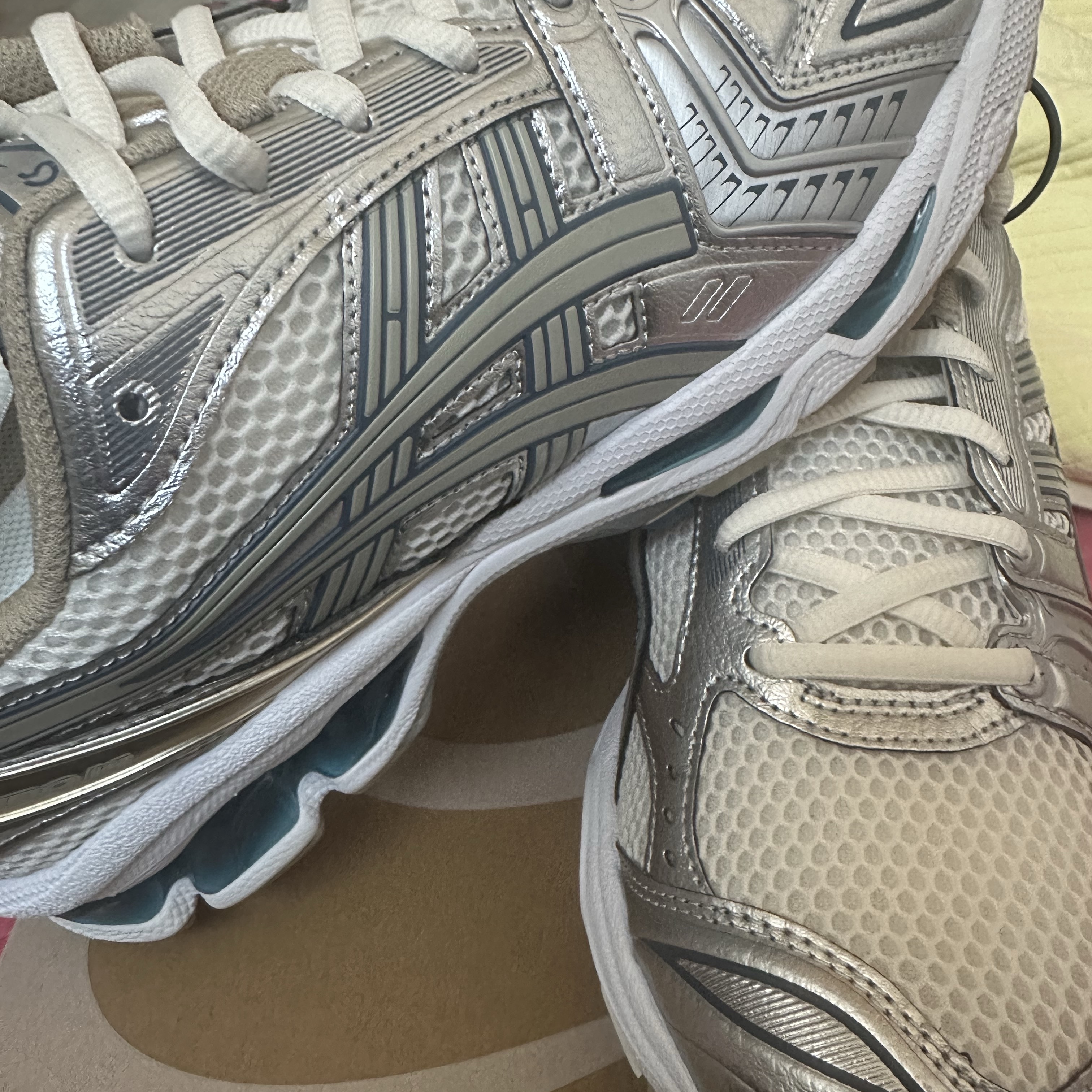 Asics Gel-Kayano 14 Cream Pure Silver 착용 스타일 - 2