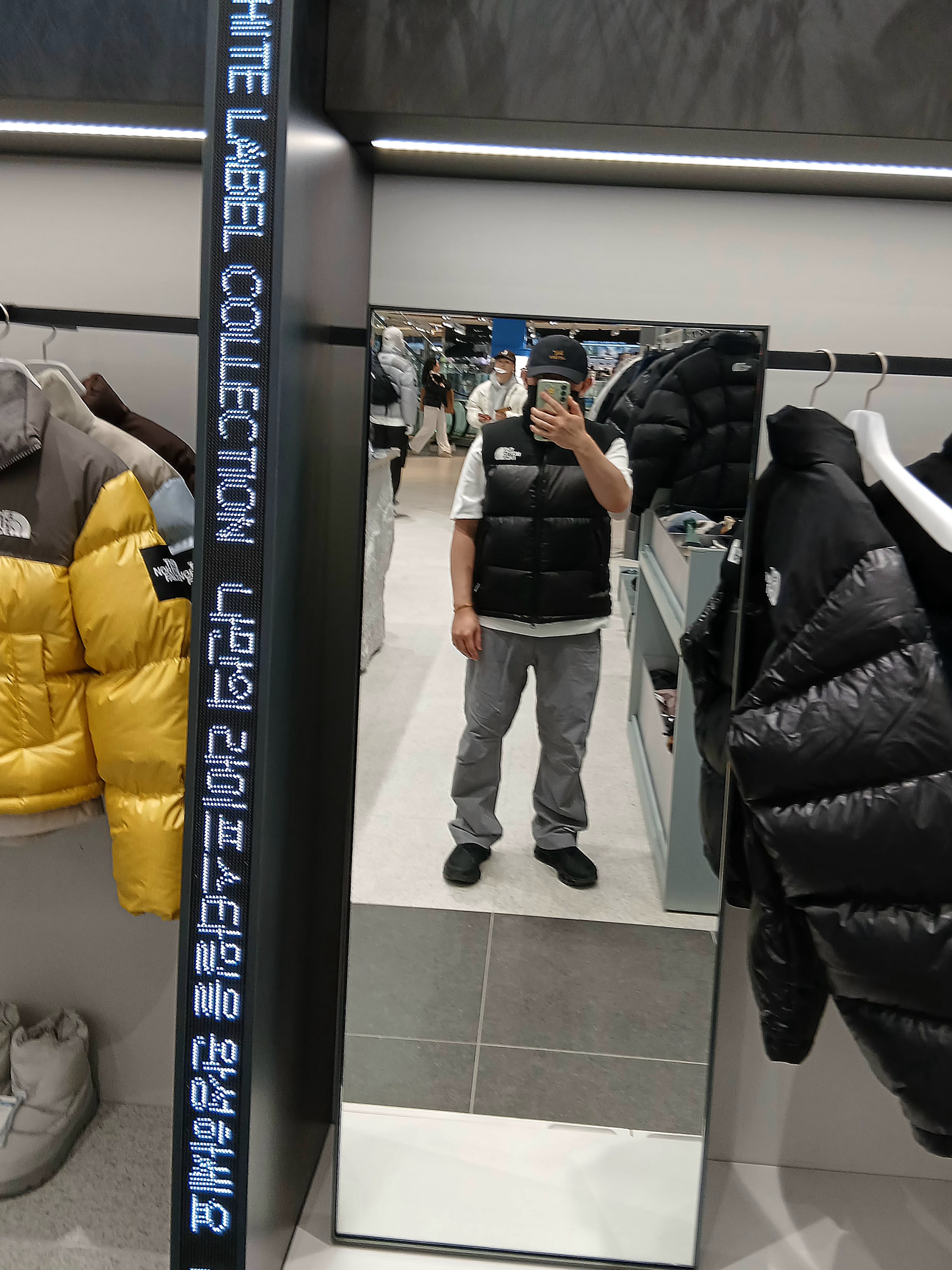 Arc'teryx Bird Word Cap 24K Black, IAB Studio T-Shirt White Gray 착용 스타일 - 5