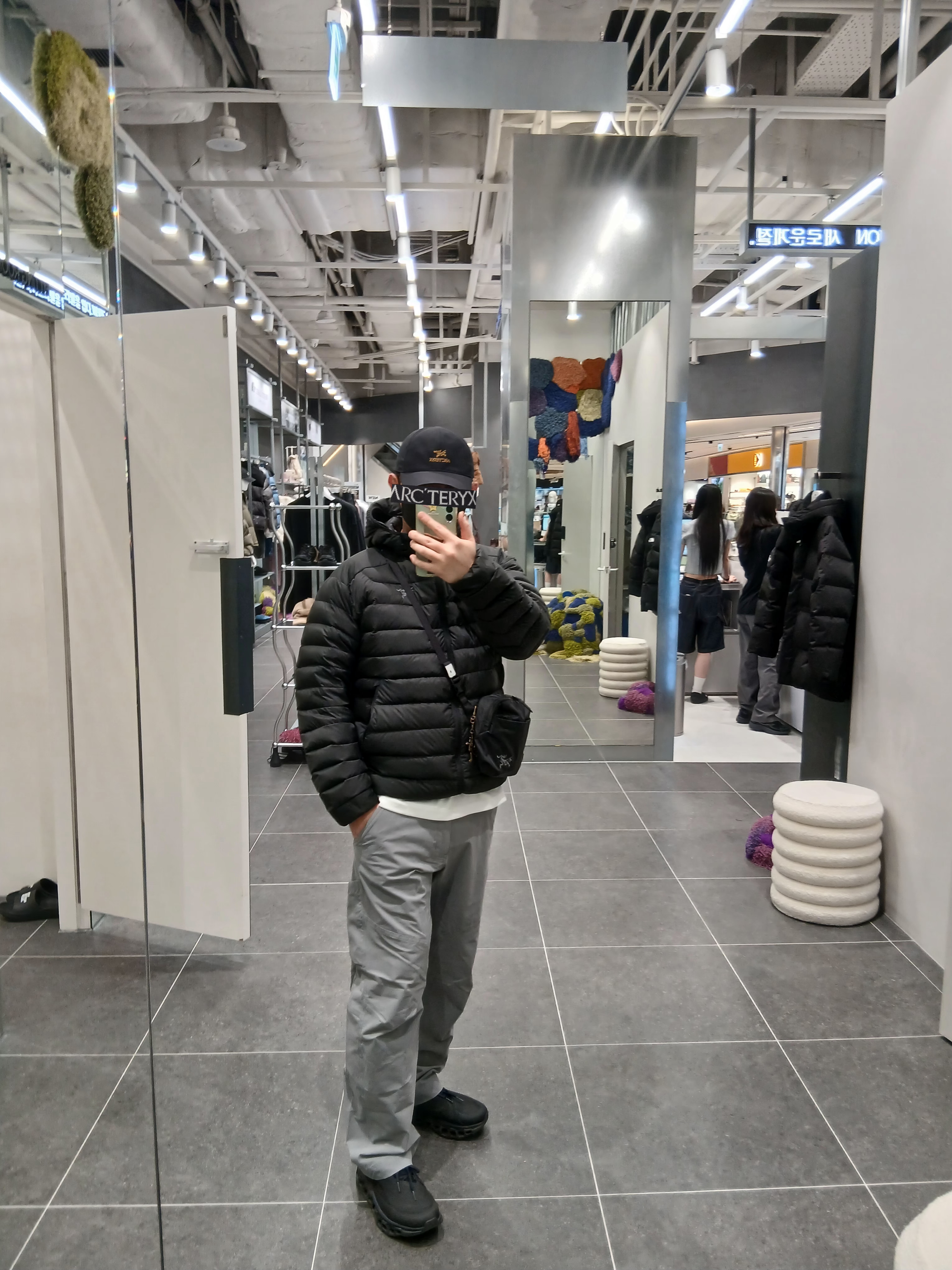 Arc'teryx Bird Word Cap 24K Black, Arc'teryx Kragg Cotton LS T-Shirt White Light Black 착용 스타일 - 6