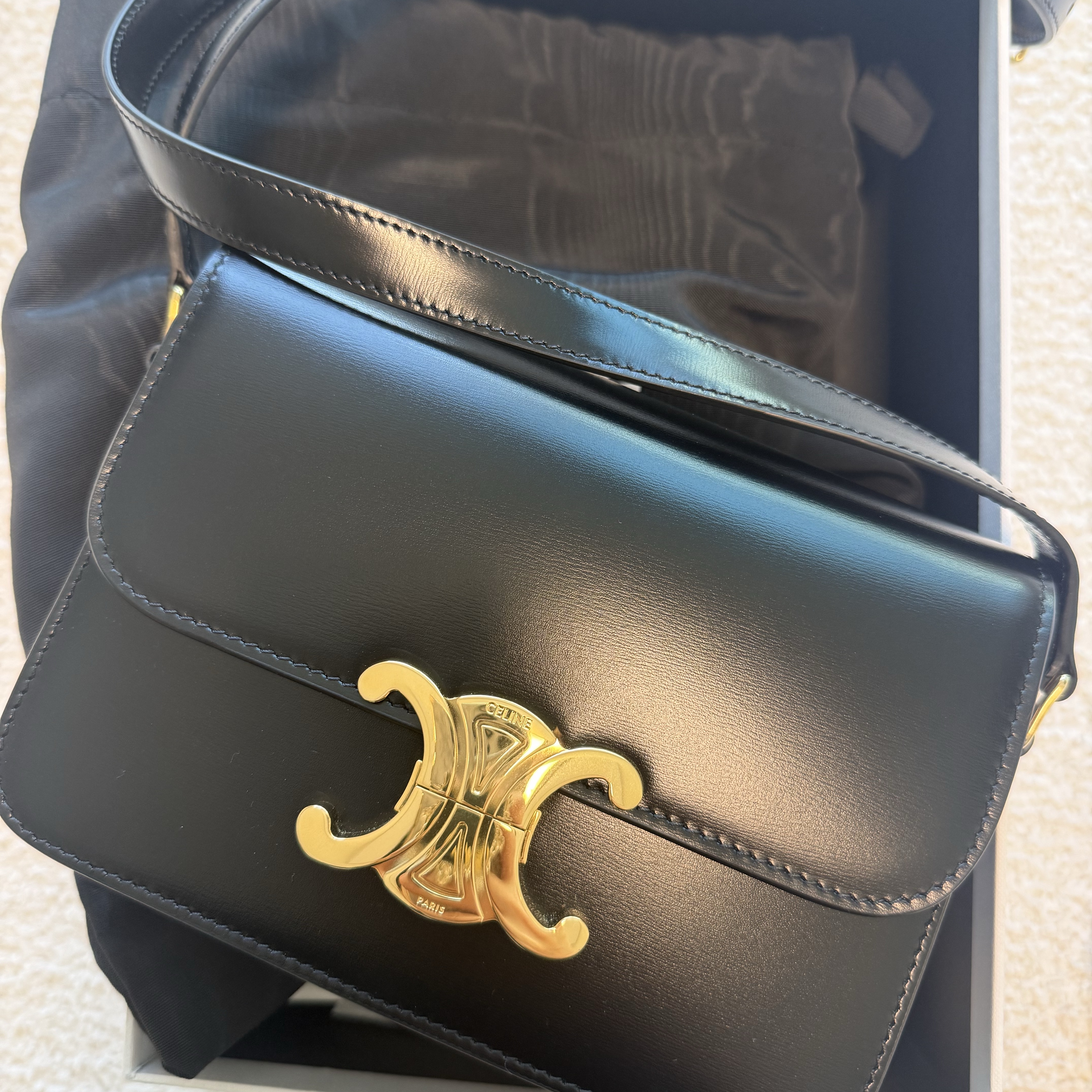 Celine Teen Triomphe Bag in Shiny Calfskin Black 착용 스타일