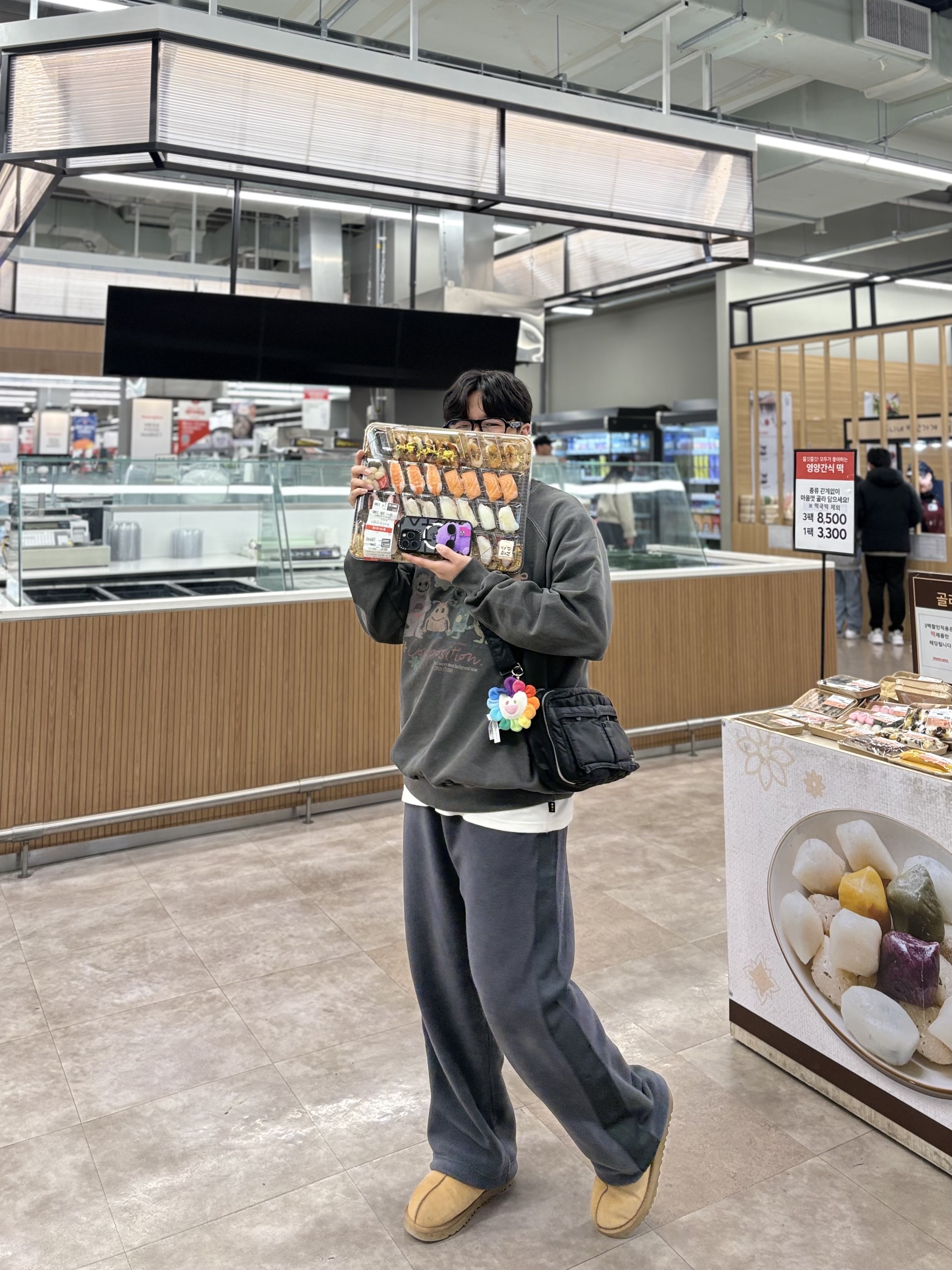 Uniqlo x Needles Fleece Wide Pants Dark Gray - KR, Porter Tanker Shoulder Bag S Black 착용 스타일 - 1