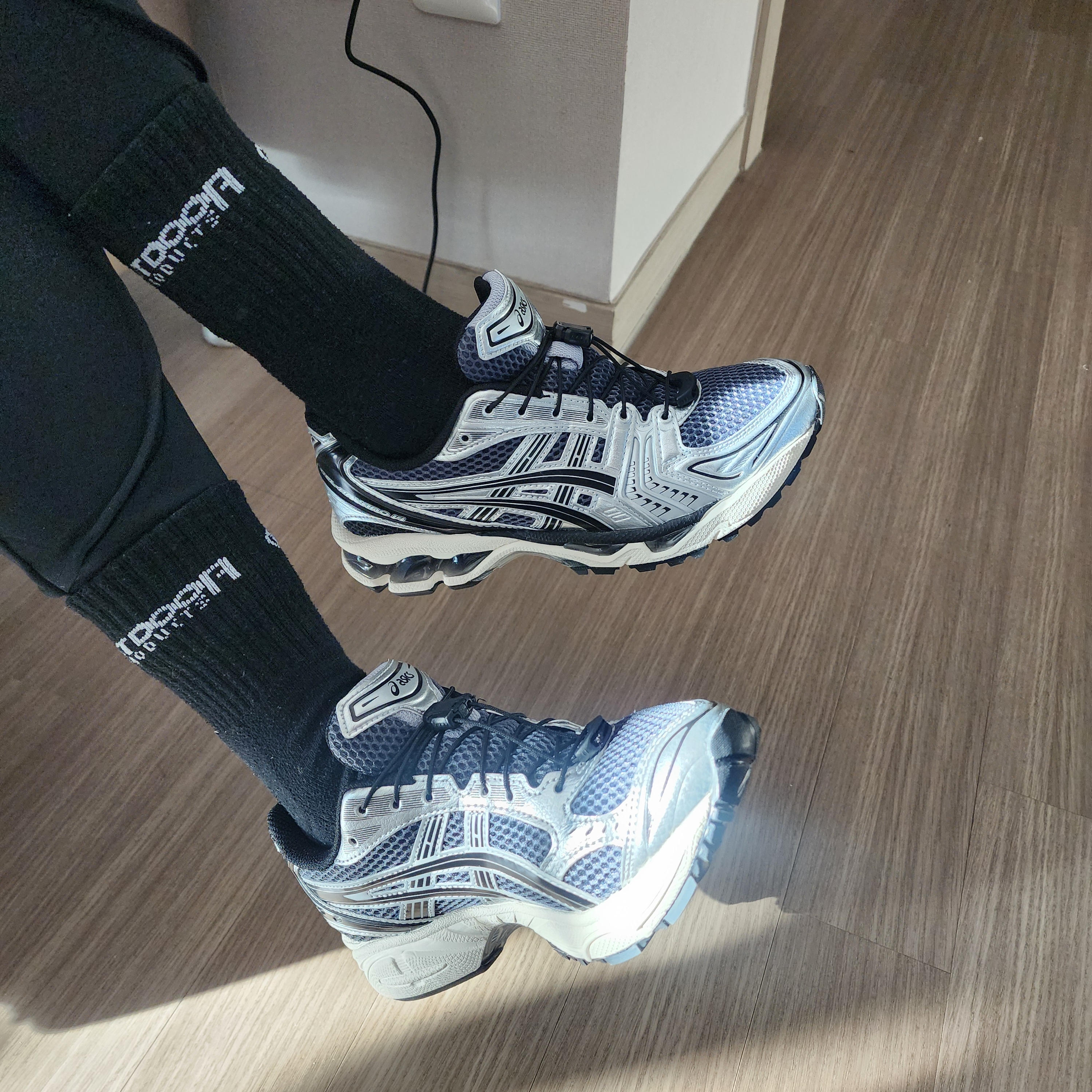 Asics Unlimited Gel-Kayano 14 Carrier Grey Black 착용 스타일 - 2