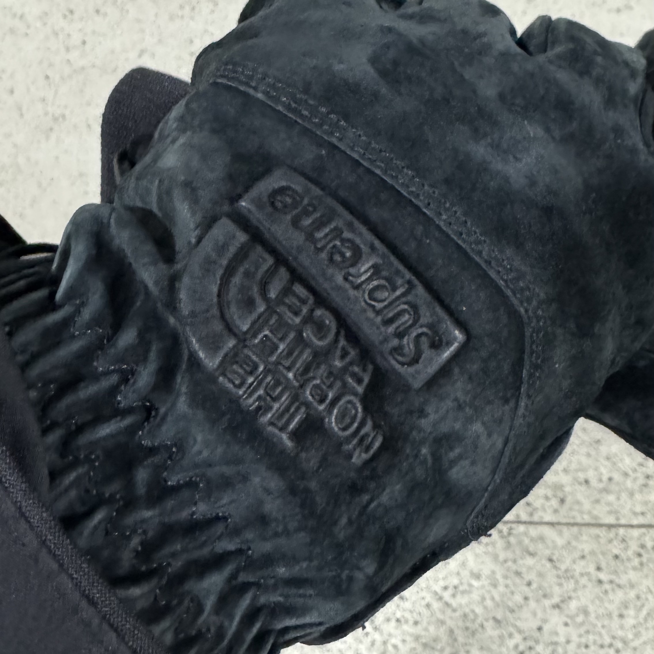 Supreme x The North Face Suede Glove Black - 23FW 착용 스타일