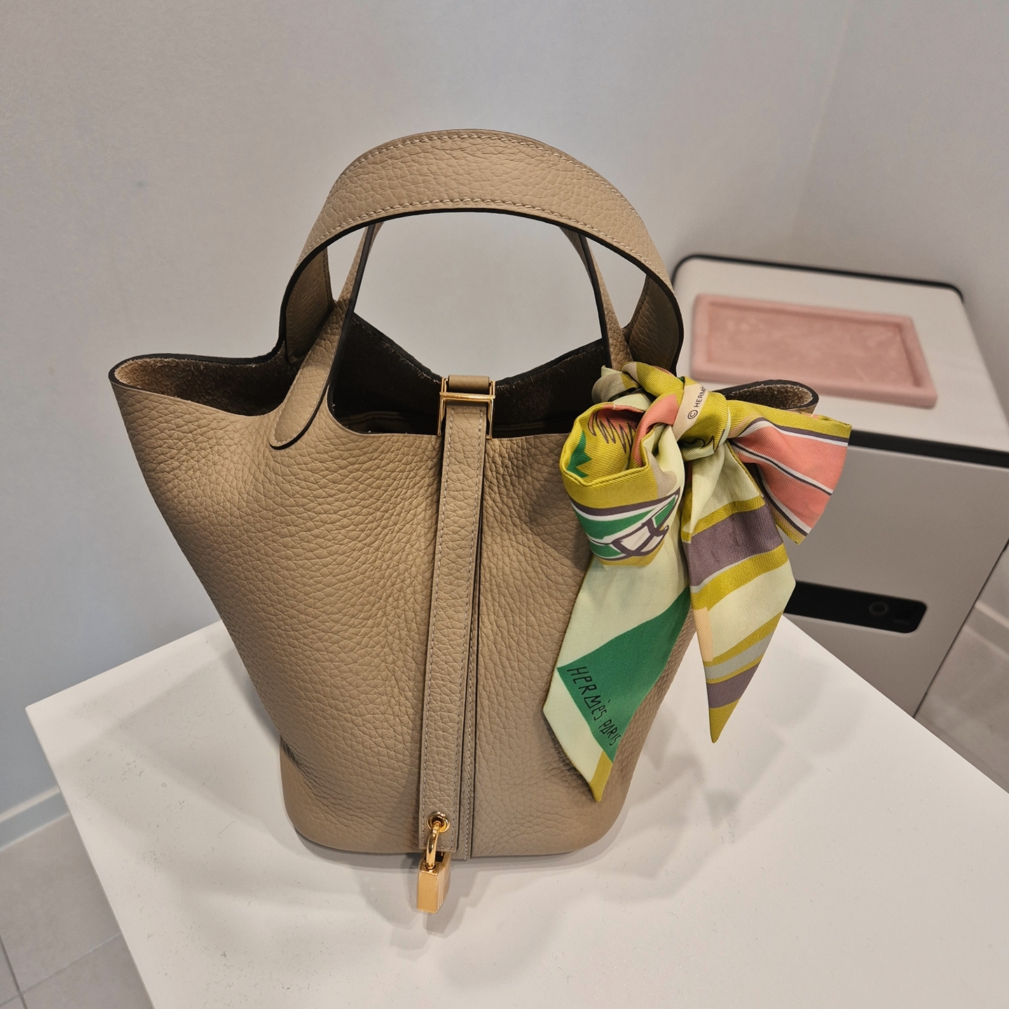 Hermes Picotin Lock 18 Bag Clemence & Gold Trench 착용 스타일
